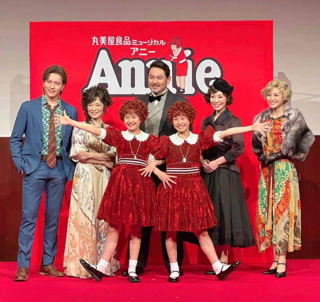 のインスタグラム：「・ 先日アニー音楽稽古が始まり、今年のアニーカンパニーが始動しました♪ ⁡ 4年ぶりとなる2幕上演に向けて、 音楽稽古では  「フーバービル」や「キャビネット トゥモロー」「ボイランシスターズ」などを聴きながら あぁこれこれ！！と 私の中のミュージカルファンの部分が、ワクワクと興奮する時間でした🥰 ⁡ 私も「New Deal for Christmas 」を本編で初めて歌います。 どの曲もやはりいつ聴いても名曲揃いだなと思います♡ ⁡ もちろん90分バージョンの時から演奏していた全ての曲たちも✨ ⁡ ⁡ もうすぐ本読みが開始したら、 あれよあれよと言う間に 桜が咲いて、散って、緑が茂って きっとあっという間に初日になるんだろうなぁ！！ ⁡ お稽古で良い時間を過ごせますように。 がんばります❤️ ⁡ ⁡ ⁡ 写真は制作発表の時と、 先日の音楽稽古の時。 ⁡ ⁡ ⁡ ⁡ ⁡ ⁡ ⁡ ⁡ ⁡ ⁡ ⁡ ⁡ #アニー2023 #笠松はる #グレース #ミュージカル #俳優 #女優 #歌手  ⁡ ⁡ ⁡」