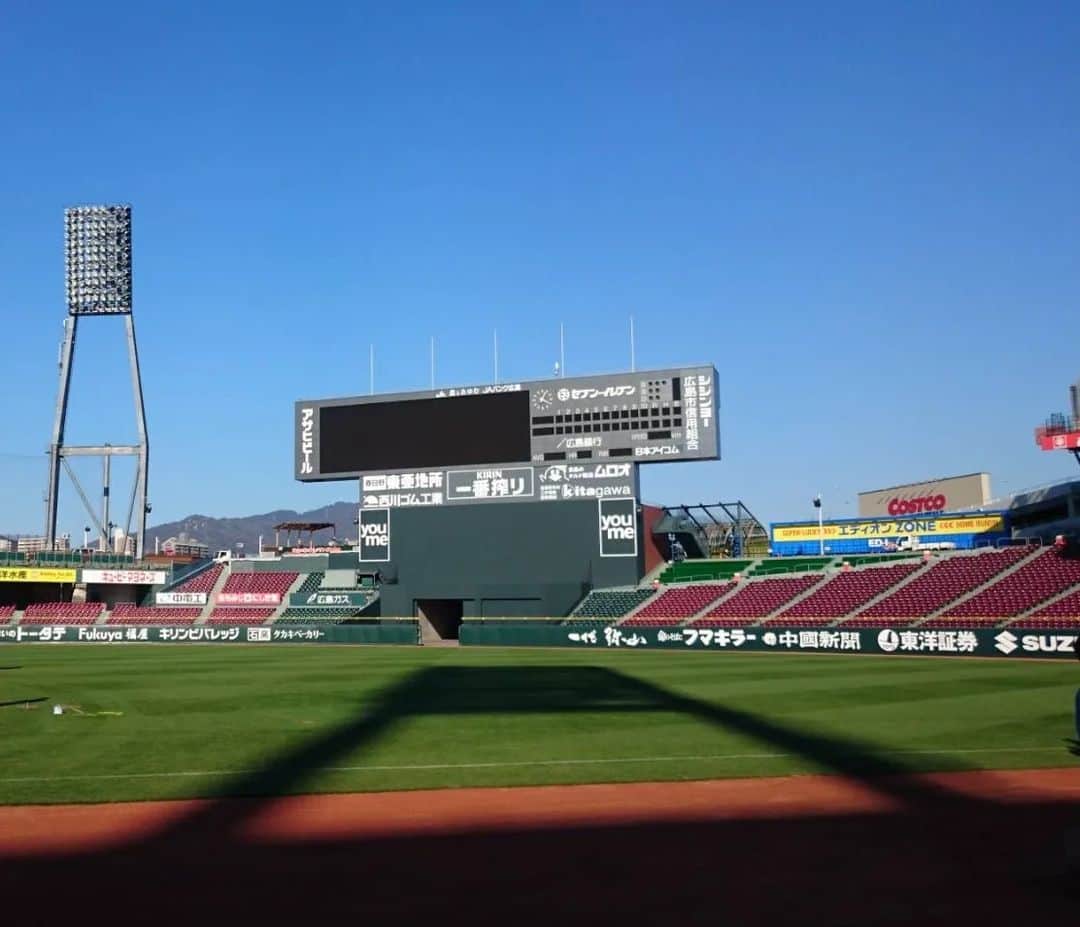 杉原杏璃のインスタグラム：「🏟️マツダスタジアムに行きたくなっちゃいましたー♪  春から夏にかけてのマツダスタジアムのテラス席サイコーなんですよー✨  WBC⚾️サムライJAPAN!   ３連勝向けて今日もガンバレー🎉  以前のグラビアロケの時のオフショットです📷️✨  #WBC #サムライJAPAN #グラビア #オフショット」