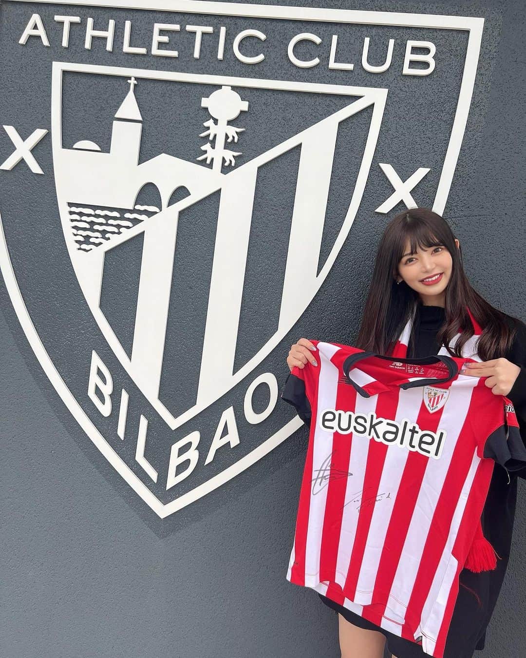 のインスタグラム：「アトレティックの本拠地であるサンマメスのスタジアムツアーに行ってきたよ❣️  私の語彙力が皆無なのが悔しいくらい、とにかくすごかった、、！  アトレティックの歴史、伝統、哲学すべてを肌で感じられるような映像や展示物がたっっくさんあって、その世界観にぐっと引き込まれた〜とにかく没入感がすごかった  アトレティックはバスク地方で育った選手だけで編成されているので、他のクラブよりも補強やスカウティングの選択肢が限られるにも関わらず、なぜずっとラ・リーガ1部で戦い続けられるのか、、、 その答えをたくさん学ぶことができました⚽️  アトレティックの魅力にどっぷり浸かった日だったなあ  知れば知るほど、どんどんアトレティックというクラブの事が好きになるなあ  #laligaexperience  #athleticclub」