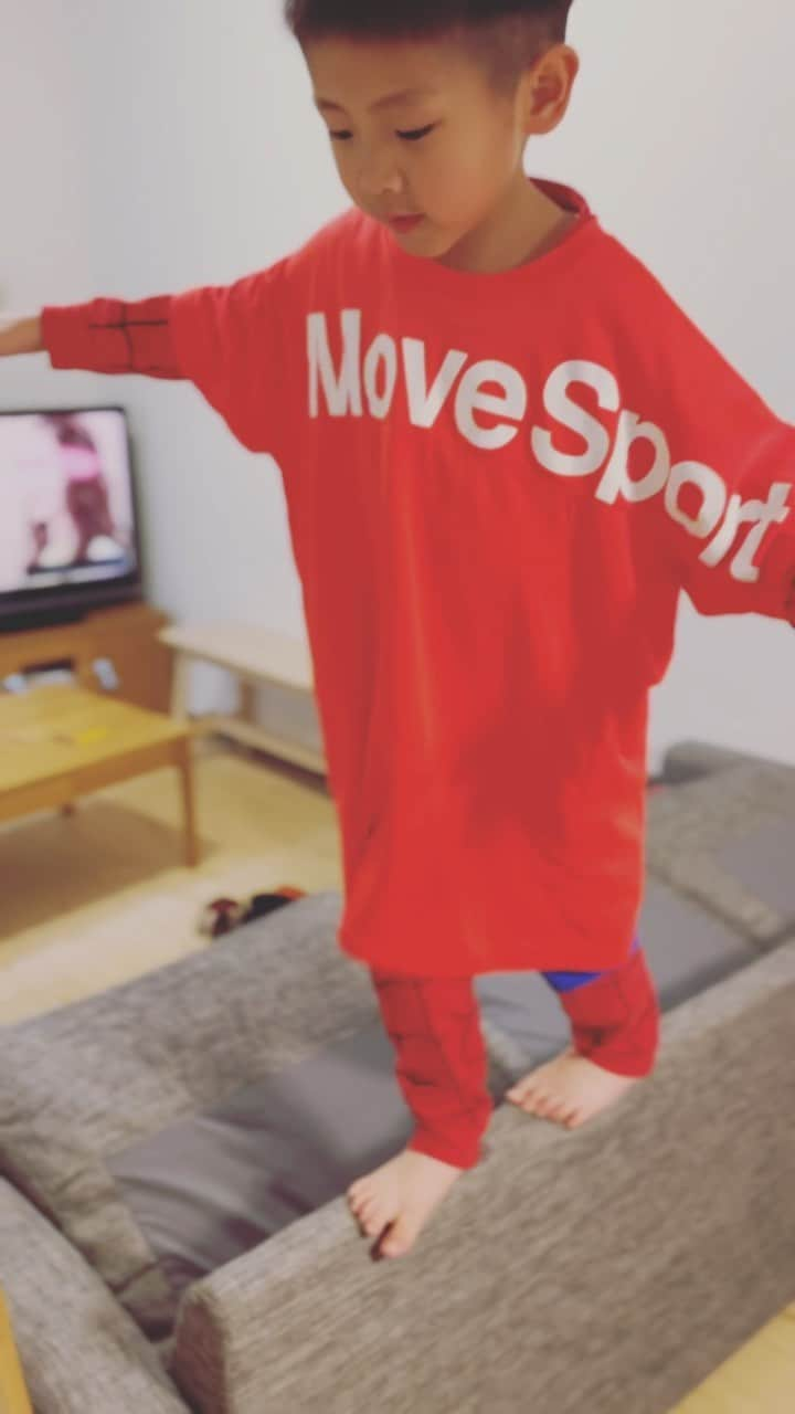 長崎峻侑のインスタグラム：「俺のTシャツを来てバランストレーニング💪 家にあるもので鍛えるっていうのはエコですね✨ #トレーニング　#筋トレ　#バランス　#体幹　#5歳　#目指せ最強」