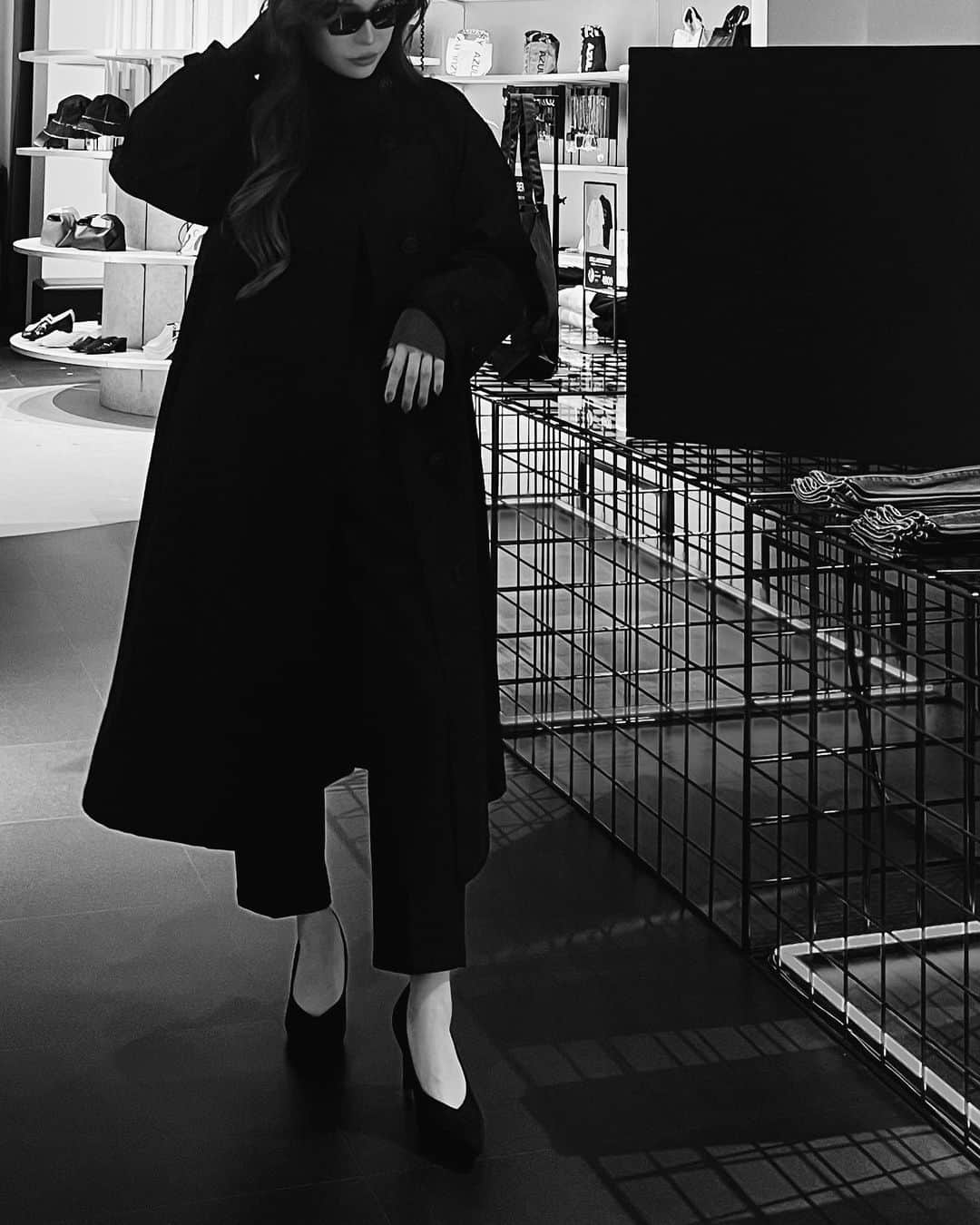 石川愛さんのインスタグラム写真 - (石川愛Instagram)「・ 𝘈𝘡𝘜𝘓 𝘣𝘺 𝘮𝘰𝘶𝘴𝘴𝘺 𝘙𝘦𝘯𝘦𝘸𝘢𝘭 𝘰𝘱𝘦𝘯 ・ 埼玉県越谷レイクタウン、 3/11 リニューアルオープンしたAZUL by moussy一足先にお邪魔したよっ☺️！ ・ 愛が着てるお洋服たち全部可愛すぎない？？ 特にメガネと黒のコートがお気に入り❤️ ・ この店舗は日本のイオンモールで最大面積なんやって モードでエッジの効いたブランド「PLUS」、 観葉植物「シェルターグリーン」、メンズだけのスーツライン「ベスティート」、他にもセレクトした雑貨、 15周年記念のオリジナル商品などなど...他の店舗にはないものの取り扱いがあるよ👌🏼 ̖́- ・ 全国100店舗以上あるAZUL店舗の第一号店が ここなんやって、素敵な空間やったし 是非みんなも行ってみてね🫶🏼 ・ #AZULBYMOUSSY #越谷レイクタウン ・ AZUL by moussy イオンレイクタウンkaze 〒343-0828 埼玉県越谷市レイクタウン4-2-2 イオンレイクタウン KAZE 2F TEL：048-934-3246」3月11日 21時47分 - __aiiiia__