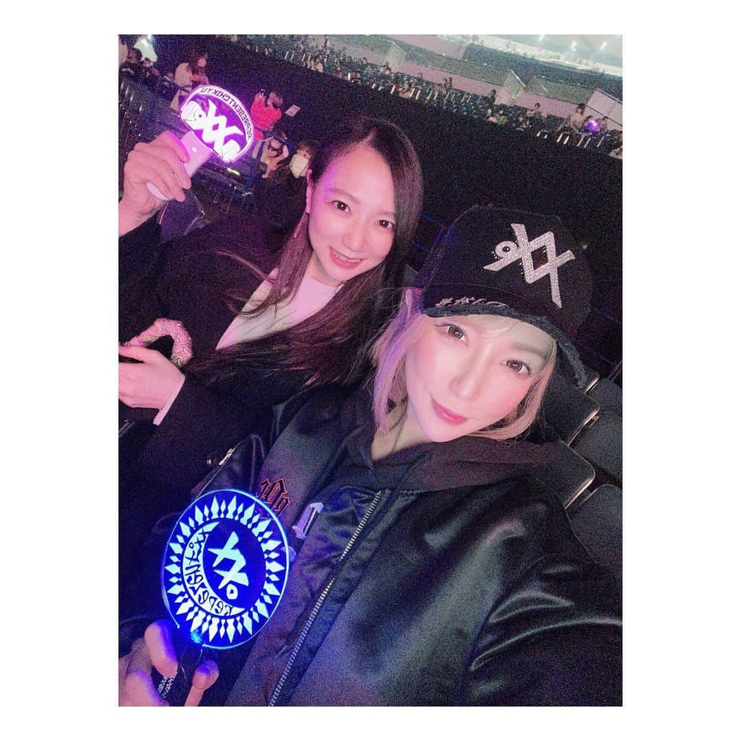 Melty輝のインスタグラム：「時差投稿。  Repezen Foxxのライブ💓  田中🥺 私のわがままに付き合ってくれて ありがと〜😭🙏  レペゼン地球の頃の曲より Repezen Foxxになってからの コラボ曲が多かったけど 最高に楽しかった😆  夏のツアーも楽しみ🥺  @djshacho_candyfoxx   #最強キャバ嬢だった人#Melty輝#キャバクラ#キャバ嬢#元キャバ嬢#経営者#ホワイトニングサロン#格闘技#キックボクシング#teamAKATSUKI#RepezenFoxx#代々木第一体育館#LIVE#DJ社長#DJまる#DJ脇#DJ銀太#DJふぉい#最高#repezenfoxxが世界一」