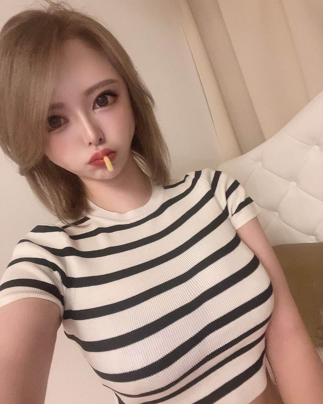 ゆいのインスタグラム：「. . .  じゃがじゃが りこりこ。  . . ,  #ショートヘア #ショートボブ #金髪 #丸顔 #美容#zara #おうち時間 #自宅警備員 #キャバ嬢 #キャバクラ #キャバ嬢の休日 #ゲーマー #整形 #くびれ #筋トレ #ダイエット #北新地 #ミナミ #シャンパン #歌舞伎町 #六本木 #グラビア #小顔矯正 #ヒアルロン酸 #アートメイク #美容外科 #韓国 #カラコン #ギャル #金髪ショート」