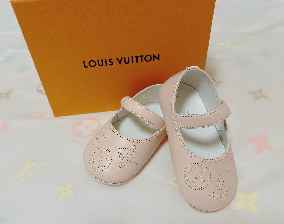 平野もえのインスタグラム：「ファーストシューズ👶🏻♡  日本でLOUIS VUITTONから ベビー用品が発売されるのを ずっと待ってたから嬉しい🥹✨  サイズ感がかわいすきる🤦🏻‍♀️💗  #ルイヴィトン #ルイヴィトン新作 #ルイヴィトンベビー #louisvuitton #ファーストシューズ #女の子ベビー #赤ちゃんのいる生活 #赤ちゃんのいる暮らし #ルイヴィトン靴 #生後9ヶ月」