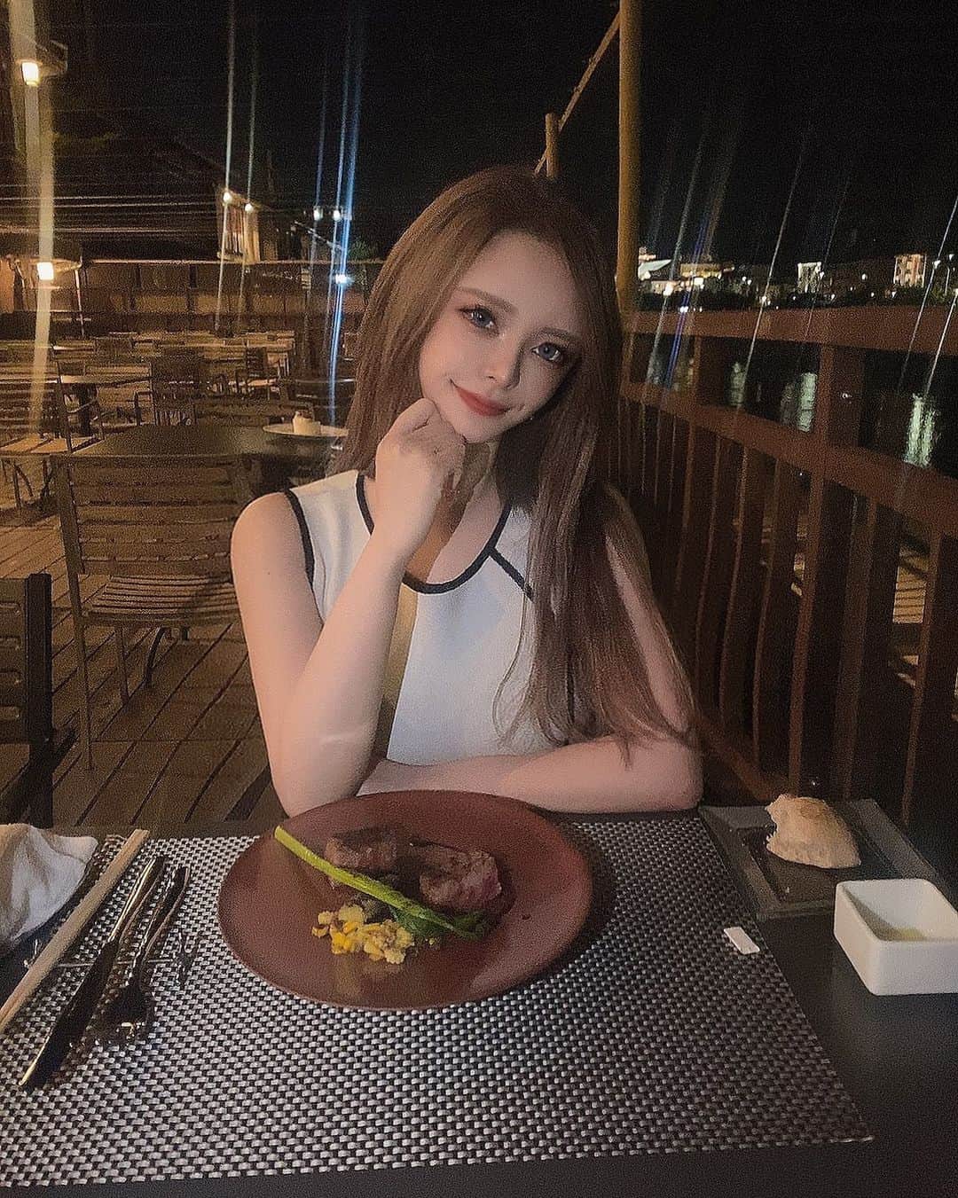 ゆいのインスタグラム：「京都の鴨川沿い。  食べかけのパンを添えて。  ぷ🐡  . . ,  #ショートヘア #ショートボブ #金髪 #丸顔 #美容#キャバ嬢 #キャバクラ #キャバ嬢の休日 #ゲーマー #整形 #くびれ #筋トレ #ダイエット #北新地 #ミナミ #シャンパン #歌舞伎町 #六本木 #グラビア #小顔矯正 #ヒアルロン酸 #アートメイク #美容外科 #韓国 #カラコン #ギャル #川床 #京都 #鴨川 #夜景」