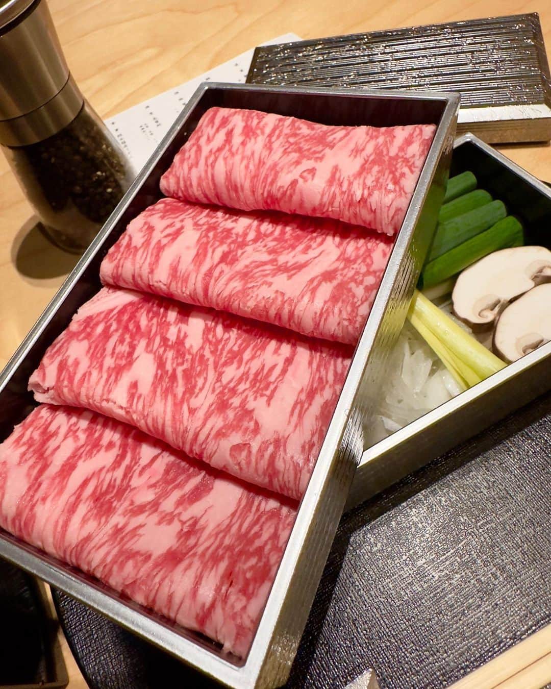 わっきーのインスタグラム：「超リーズナブルに会席コースが堪能できる、「個室和食 東山」東京駅前店へ。 今回は "【幻の和牛】一人ひと鍋石垣牛会席（蟹甲羅揚げ・毛蟹酢半尾など全7品）" ¥11,000（税込サ別） を味わいました。  全席個室、会食や接待、デートに最適。 他に新宿、新橋にも店舗あり。  #個室和食東山 #個室和食東山東京駅前店  #完全個室 #和食 #和牛 #石垣牛 #しゃぶしゃぶ #毛蟹 #会席料理  #会食 #接待 #同伴 #デート #東京グルメ #新宿グルメ  #新橋グルメ  #東京駅グルメ  #youtube  #わっきーtv」