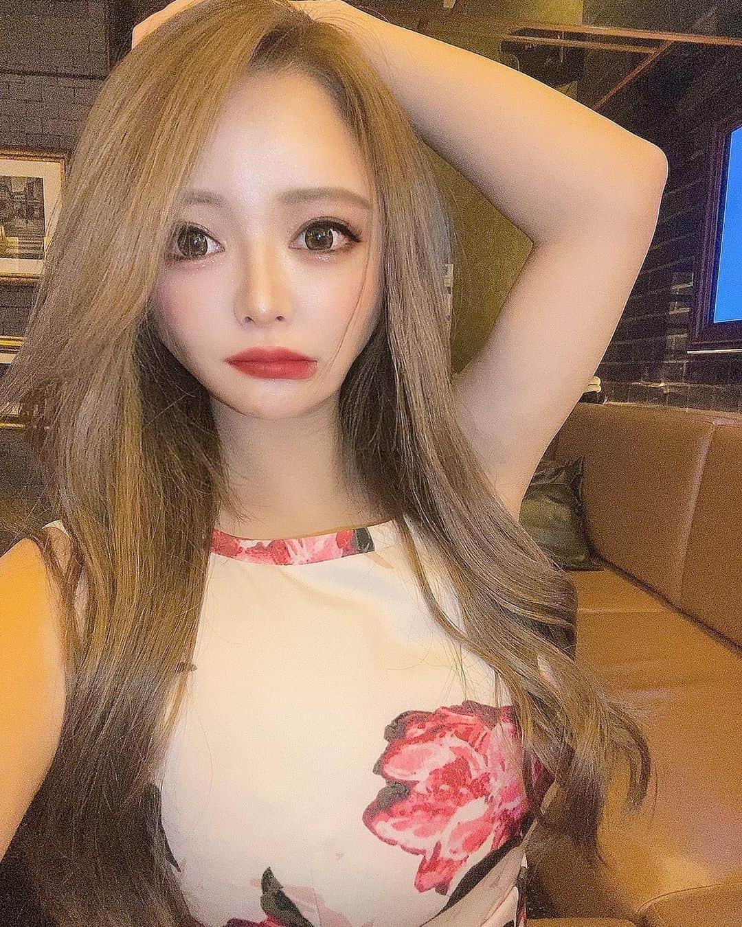 ゆいのインスタグラム：「🤪🤪  . . ,  #金髪 #丸顔 #美容# #キャバ嬢 #キャバクラ #キャバ嬢の休日 #ゲーマー #整形 #くびれ #筋トレ #ダイエット #北新地 #ミナミ #シャンパン #歌舞伎町 #六本木 #グラビア #小顔矯正 #ヒアルロン酸 #アートメイク #美容外科 #韓国 #カラコン #ギャル #金髪ショート#エクステ #ドレス #二の腕 #むちむち」