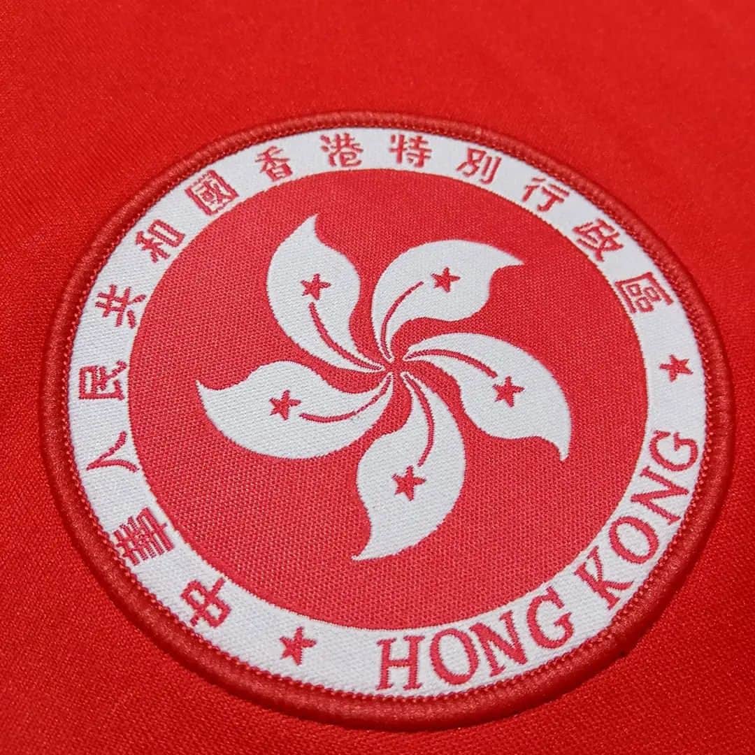 サッカーニュース：Qoly（コリー）さんのインスタグラム写真 - (サッカーニュース：Qoly（コリー）Instagram)「香港代表 2000 Diadora ホーム半袖 ユニフォーム  2002年 #日韓W杯 ・アジア地区予選などで着用したDiadora製ホームユニフォーム。  このDiadora製ユニフォームは2000年から2002年まで使用。 エンブレムのデザインは現在の龍を描いたものではなく、香港の象徴である #バウヒニアの花 を描いた香港旗をモチーフにしたもの。  右胸のメーカーロゴは刺繍。 エンブレムはワッペン圧着。  まだまだ古き良き時代だった香港の姿が浮かぶような貴重な一着。  ▶ご購入は『Qoly×LFB vintage』からどうぞ！→ @qolylfb  #香港代表 #香港代表2000 #ホームキット#diadora  #ワールドカップ2002 #サッカー #football #soccer #ユニフォーム #サッカー好き #サッカーユニフォーム #ヴィンテージサッカーユニフォーム #サッカーファッション #スポーツファッション #新品デッドストック #サッカーショップ #サッカーユニフォームショップ #qoly_lfb_vintage」3月11日 21時53分 - qolyjp