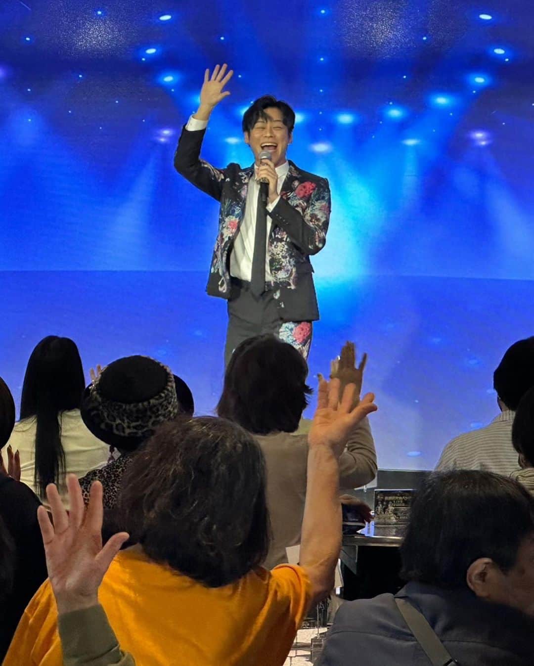 伊達悠太のインスタグラム：「THEマルシェさんでのキャンペーン今日も楽しかったなぁ〜☺️☺️  真田ナオキくんにも盛り上がってもらっちゃって伊達は幸せもんですよ🥹  4月19日に発売されるナオキくんの新曲『酔えねぇよ！』なまらカッコいいの❗️❗️これぞナオキ節❗️ ノックアウトされまくりました🤩🤩  今日もたくさんの応援ありがとうございました🙇🏻  明日はイオン南越谷店さんにて13時30分〜キャンペーンです🫡  12時00分〜はやぶささん 13時30分〜伊達悠太 15時00分〜はやぶささん  イオン南越谷店さんに集の合ですよ〜🕛  #THEマルシェ #キャンペーン #真田ナオキ くん #イオン #南越谷店 #はやぶさ さん #伊達悠太」