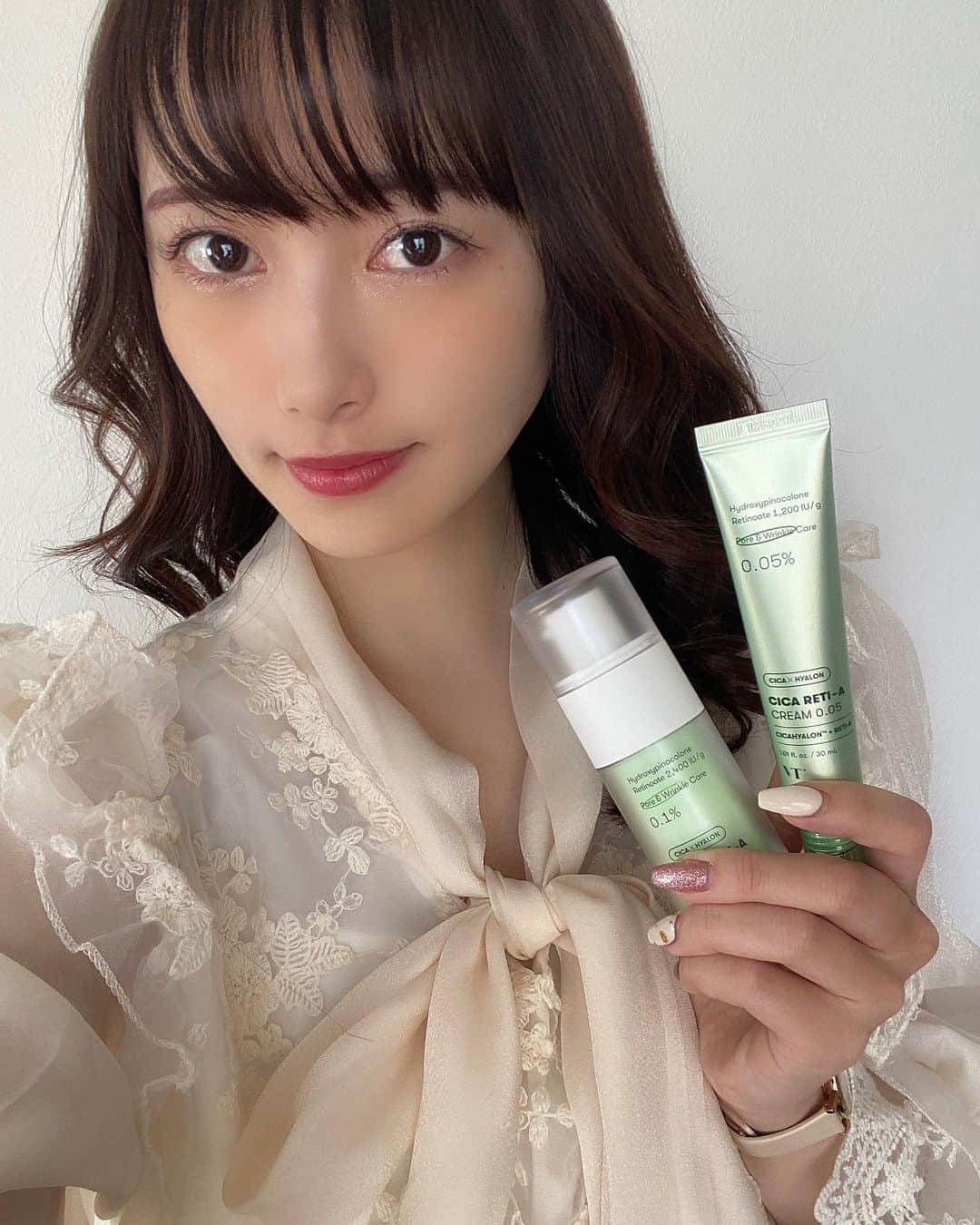 ぴよさんのインスタグラム写真 - (ぴよInstagram)「#レチノール 手出してみたくて #VTコスメ ❤︎ @vtcosmetics_japan ❤︎ので挑戦してみた🥰 . ちょうど #cicaケアクリーム を使ってるから、混ぜて使用しはじめた🌸 #レチノール成分 が初めての人には #シカレチAクリーム (右) 使ったことがある人は、 #シカレチAエッセンス (左)がおすすめ！ . 今は #化粧水 #乳液 のあとに #エッセンス → #クリーム の順に #スキンケア している❣️ . 2週間くらい継続することで #毛穴レス になってきた気が🤍 . 春にも低刺激なケアがおすすめ🐰 . @vtcosmetics_official  #レチシカ  #vtcosmetic  #cicaケア  #cicaクリーム」3月11日 21時58分 - _piyogram_