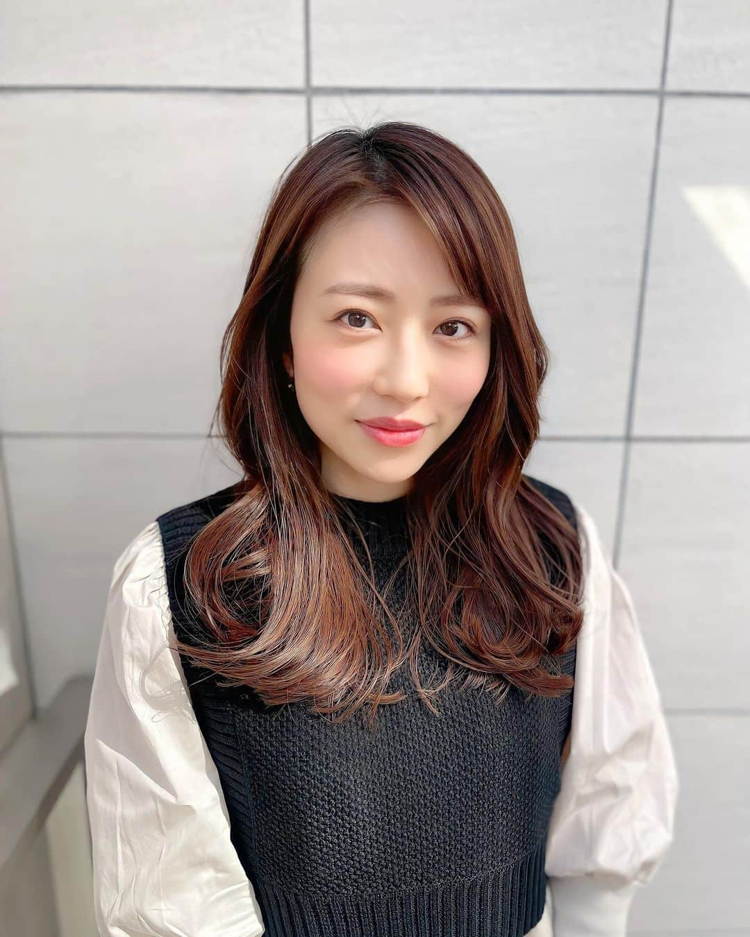 伊藤みくのインスタグラム：「⁡ ⁡ 美しい人のオーラは 髪の毛と足元に宿る.... ⁡ そうです。 ⁡ 月一回は @celena_hair_nail で トリートメントを。  山口さん @yamaguchimasahiro と相談しながら その時の髪の状態にあったケアをしていただいています。 ⁡ おかげでカラーリングしていても 毛先がみずみずしい❄️ ⁡ いつも艶のある女性でありたいです🥹 ⁡ ⁡ ⁡ ⁡ ⁡ ⁡ #ヘアメイク #フリーアナウンサー #ヘアケア #ヘアケア方法 #美容好きな人と繋がりたい #髪は女の命 #髪の艶 #髪の艶で印象は変わる #limue #アナウンサーヘアー #髪質改善 #表参道美容室」