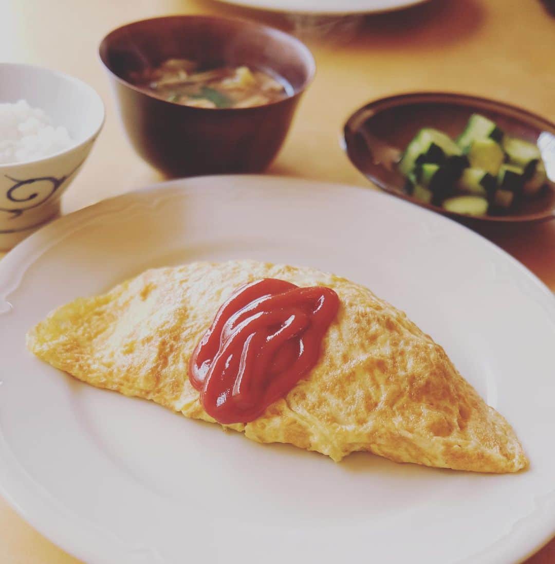 椎名直子のインスタグラム：「上手にできたオムレツのことを思い出して今日はしあわせに寝ようそうしようそうしよう たまにはこんなきもちのひもあるさそうしようそうしよう さ　あしたは日曜日」
