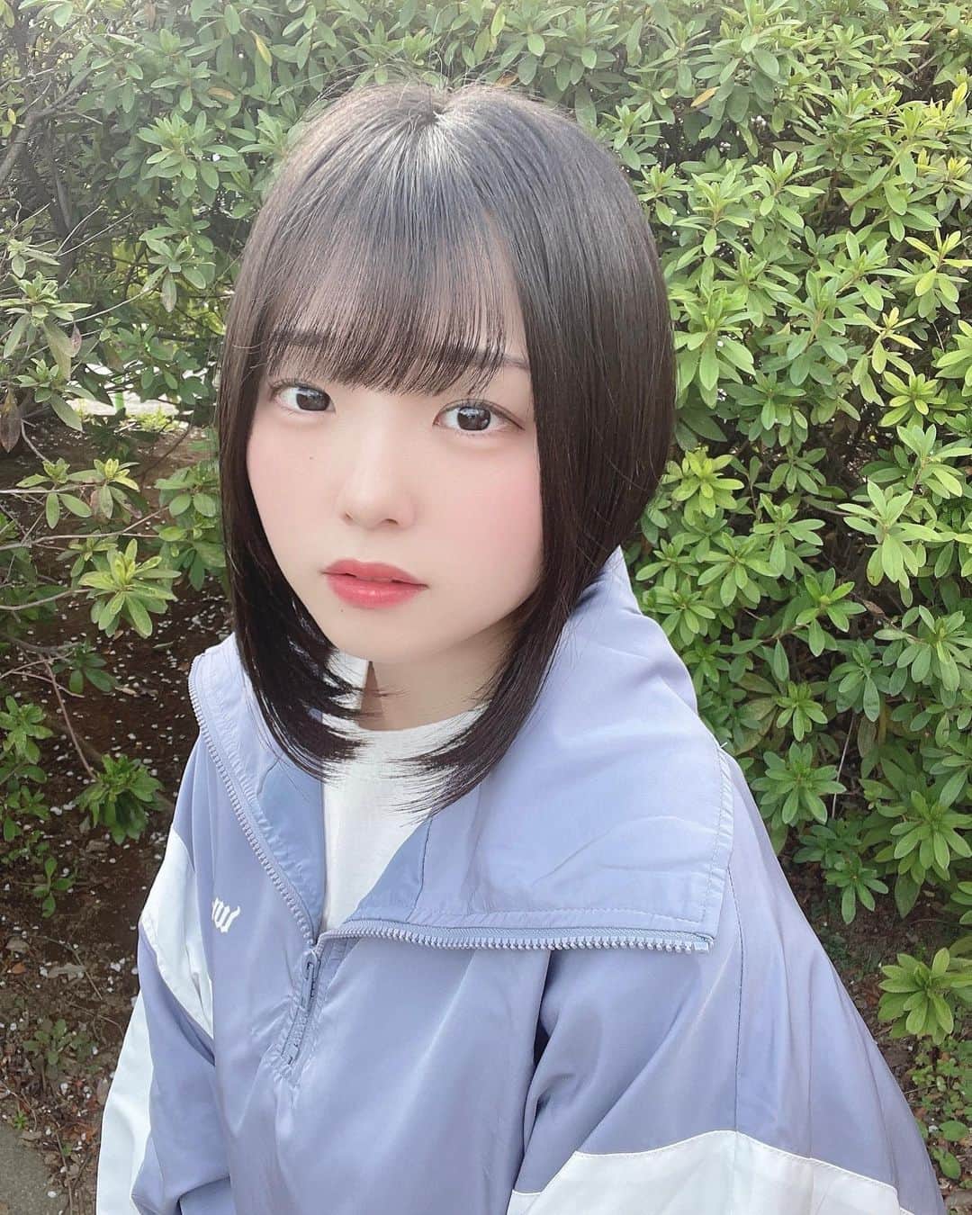 花咲ひよりのインスタグラム：「・　　 　　 　 初めて半ズボンに挑戦してみたの！　　 　　 ボーイッシュぽいかな、、？  　　 　　 　　 　　 　　　 　　 #アイドル #アイドル衣装 #アイドル前髪 #アイドルヘア #アイドルメイク #黒髪 #黒髪ボブ #黒髪ミディアム #黒髪女子 #ぼぶ#ボブ #ボブアレンジ #lucida #ルシーダ #ホワイニー #ジャージ #スウェット #パンツコーデ #スポーティーコーデ #ゆるコーデ」