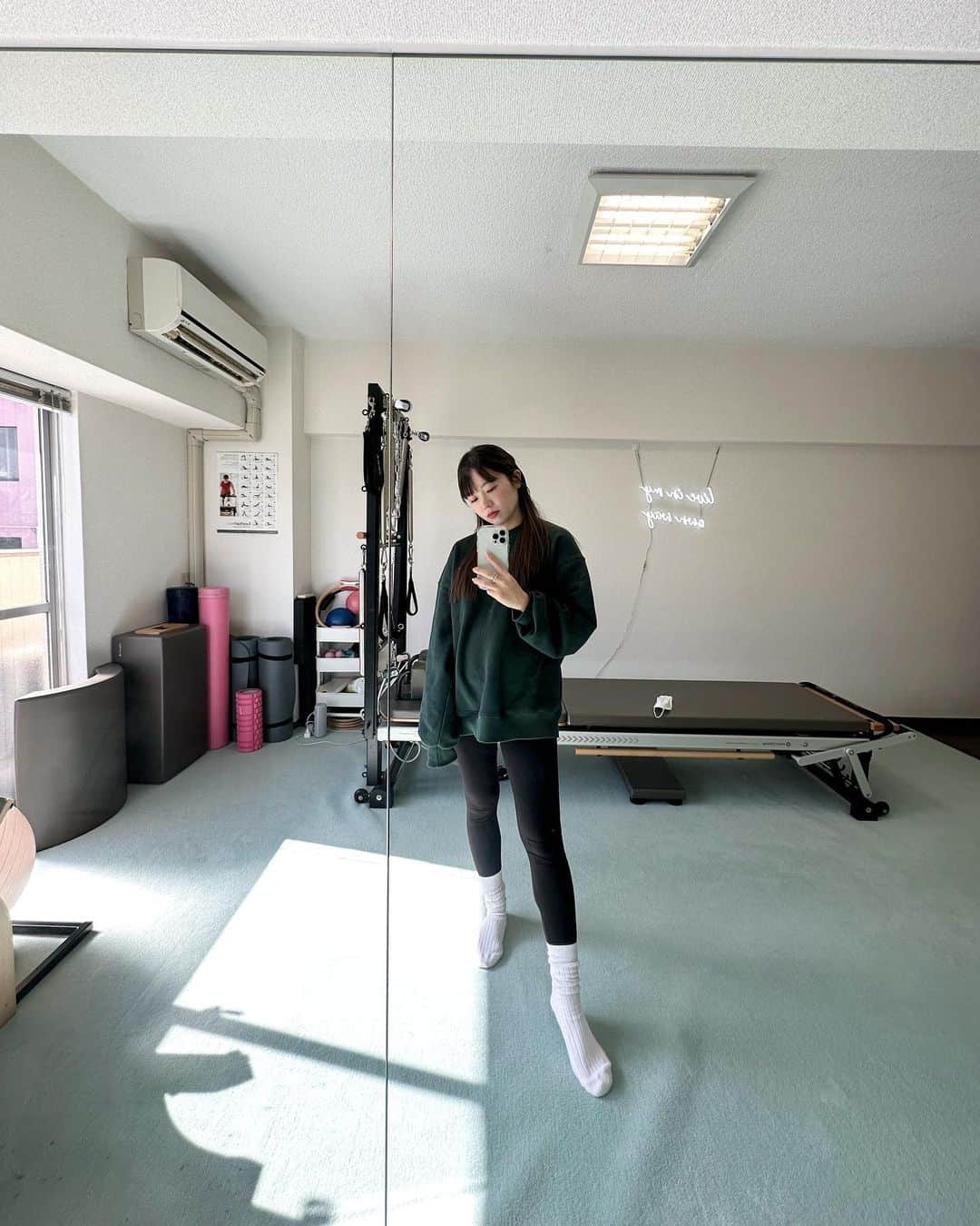 鈴木あやのインスタグラム：「🤍🌈 何かを始める時もそう 仕事でもダイエットでもなんでも 誰かに言われるまでもなく自分なりな小さな目標やテーマと達成すべき期間を決めて着実に1つ1つをクリアしていく。 そうしたらあっという間に気づいたら理想だった自分に近づくよ🌷 ただやる。ただやらせられる。よりも格段に自己肯定力上がるし達成感あるし幸福度高まる🫶🏻  先のことばかりに囚われ過ぎて、最近自分が出来ていなかったなぁと反省しだから忘れないように書いておく✏️」