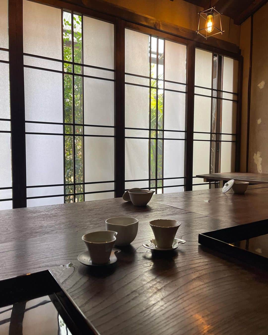 大坪はるらさんのインスタグラム写真 - (大坪はるらInstagram)「京都へ訪れた時に。  時間とお茶を愉しむ日本茶空間 @0ma_kyoto   厳選されたお茶のコースと合わせたお菓子のペアリングコースを予約 音楽も無い、洗練された空間でいただくお茶と和菓子は格別。🤍  そしてこの時だけはゆっくりと時間が流れていく気がして 忙しい日々を忘れさせてくれるほど、癒しの空間でした。  #京都#間#日本茶」3月11日 22時08分 - harurappy_1211