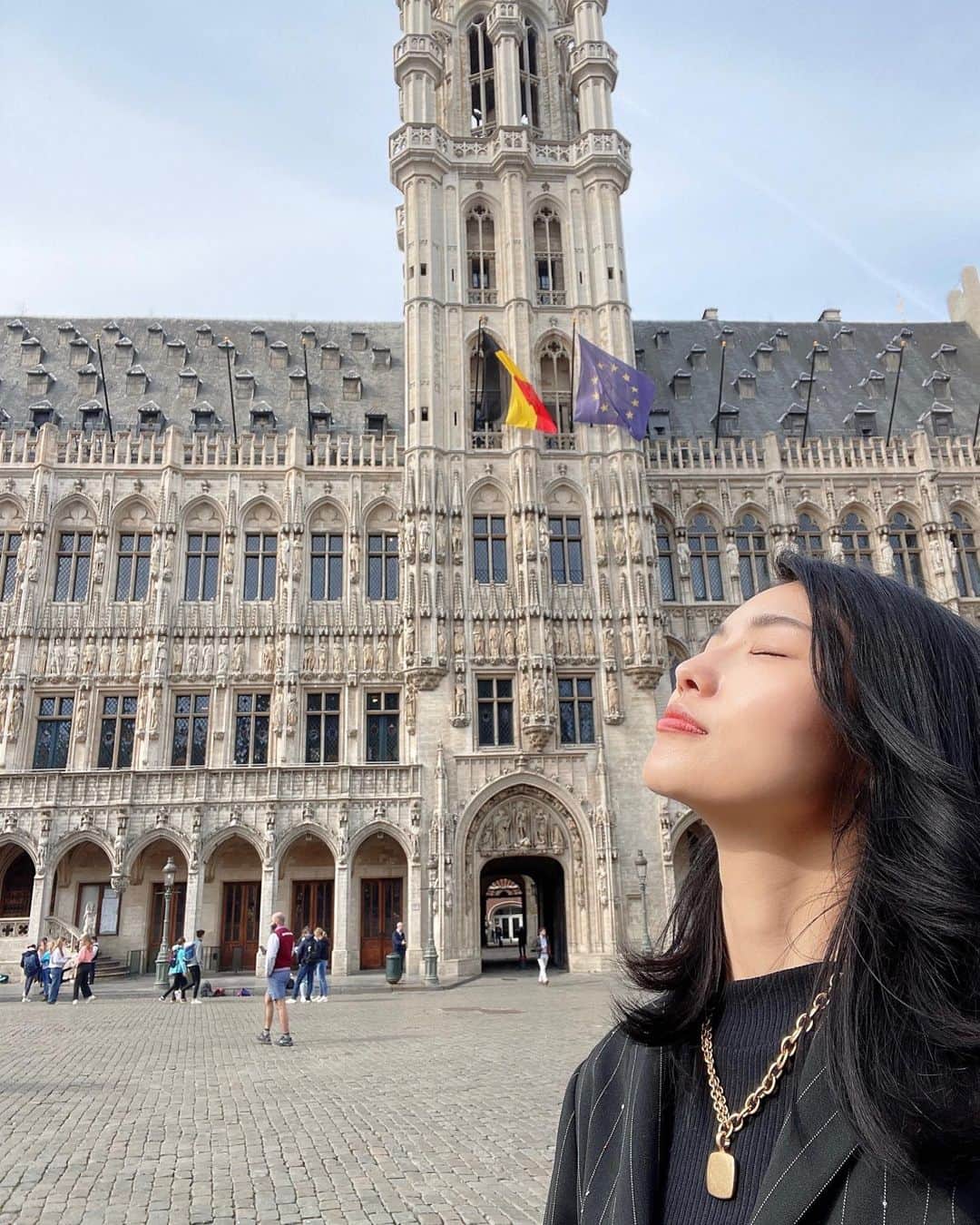 i_am_happpyのインスタグラム：「.  Memories from Belgiu 🇧🇪  ふらっとブリュッセルにおでかけ♪ 歴史的な建物が多くて賑やかな街。 世界遺産に認定されている広場 グランプラスは美しすぎて圧巻✨  ワッフルが美味しすぎてそれだけ食べに また行こうかと思ったくらい🥹🧇  #belgiu#brussels#grandplace#waffle #mannekenpis#europe#europetravel #ベルギー#ブリュッセル#グランプラス」