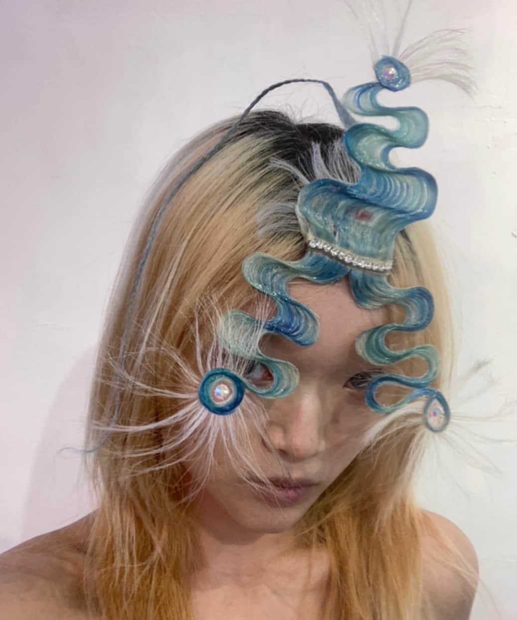 河野富広さんのインスタグラム写真 - (河野富広Instagram)「Transformations is beautiful  🌈🌈🌈🌈🌈🌈🌈🌈 @currentplans  You are all welcome to try on fancy wigs @tomikono_wig  This is interactive art art show so I’m so pleased if you can enjoy and share your photos .  In this photo credit  Selfie 🤳 @auroralamm  @niykuehc  Thank you 🙏 who share images I really enjoy watching them from Japan . #tomikonowig#konomad#konomadeditions #tomihirokono#fancywig#inteructive」3月11日 22時11分 - tomikono_wig