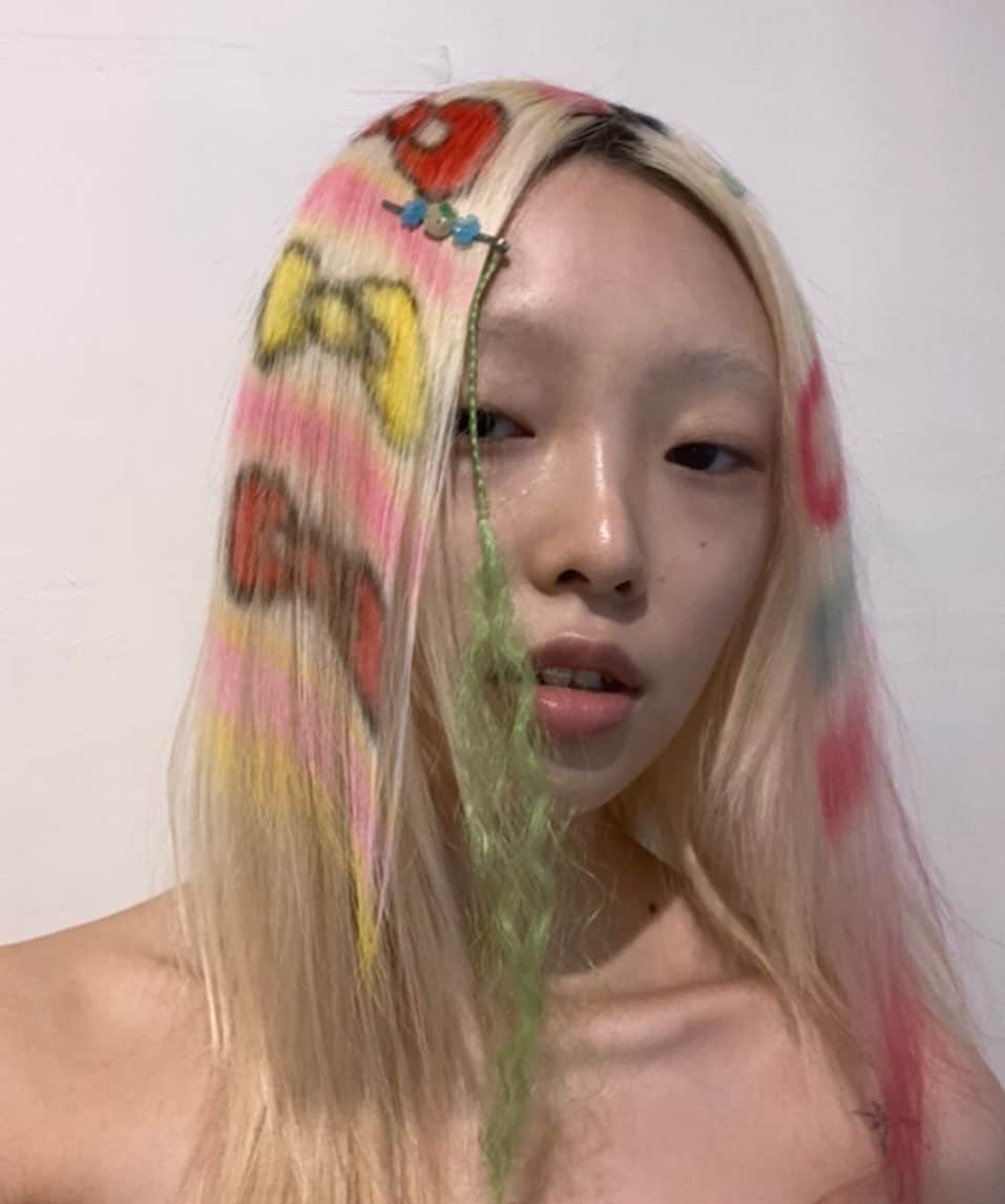 河野富広さんのインスタグラム写真 - (河野富広Instagram)「Transformations is beautiful  🌈🌈🌈🌈🌈🌈🌈🌈 @currentplans  You are all welcome to try on fancy wigs @tomikono_wig  This is interactive art art show so I’m so pleased if you can enjoy and share your photos .  In this photo credit  Selfie 🤳 @auroralamm  @niykuehc  Thank you 🙏 who share images I really enjoy watching them from Japan . #tomikonowig#konomad#konomadeditions #tomihirokono#fancywig#inteructive」3月11日 22時11分 - tomikono_wig