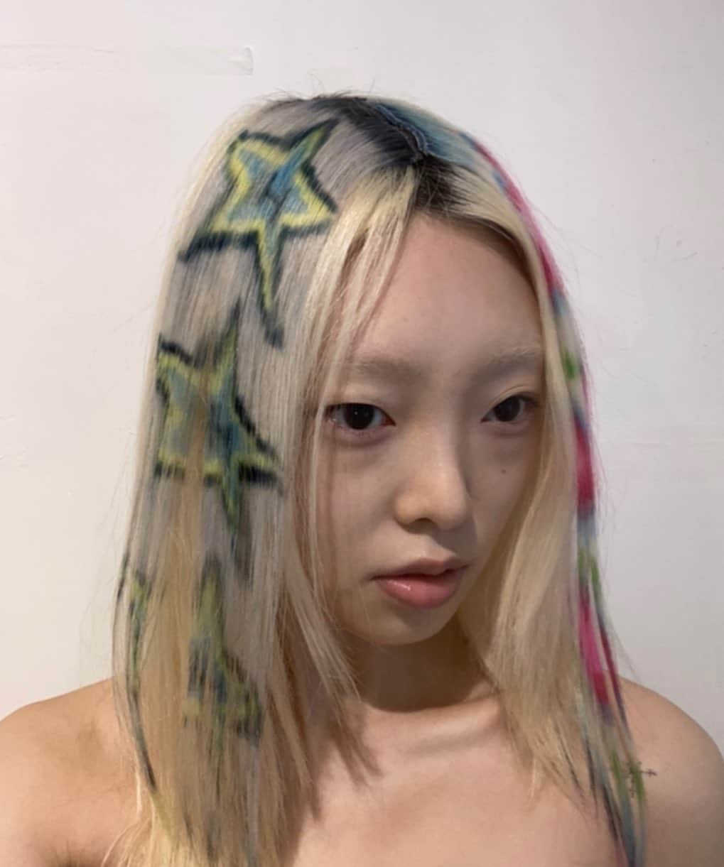 河野富広さんのインスタグラム写真 - (河野富広Instagram)「Transformations is beautiful  🌈🌈🌈🌈🌈🌈🌈🌈 @currentplans  You are all welcome to try on fancy wigs @tomikono_wig  This is interactive art art show so I’m so pleased if you can enjoy and share your photos .  In this photo credit  Selfie 🤳 @auroralamm  @niykuehc  Thank you 🙏 who share images I really enjoy watching them from Japan . #tomikonowig#konomad#konomadeditions #tomihirokono#fancywig#inteructive」3月11日 22時11分 - tomikono_wig