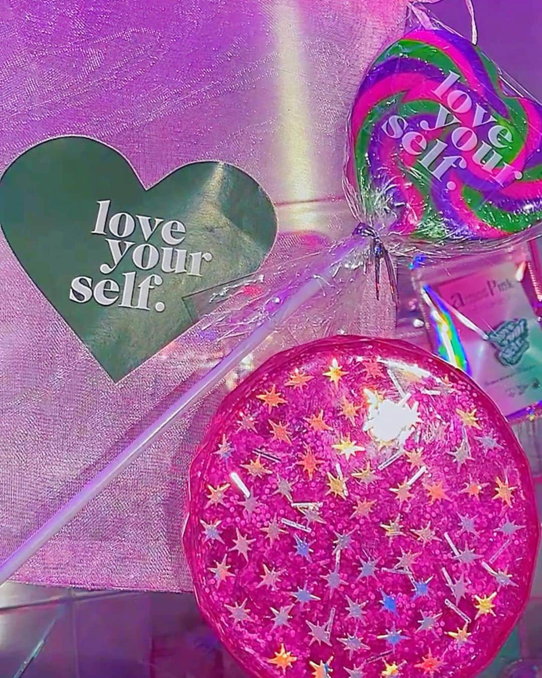 miniのインスタグラム：「@hitomi_1054 ちゃんの love your self展で買ってきた子たち✨💓💜💚  新しい我が家に連れていこうと思ってファビュラスキラキラ小物入れをGET✨💘  あとはアリエル用にlove your self Candy🍭💓💜💚 多分この可愛すぎるキャンディを買って1秒で開けて食べたのはアリエルくらいであろう🤪 可愛くて母は飾りたかったよ🥹  明日まで @atmos.pink_official でやってるから是非🌈💘  #loveyourself展 #loveyourself #atmospink #candy #タフティング #パクチートーキョー #原宿」