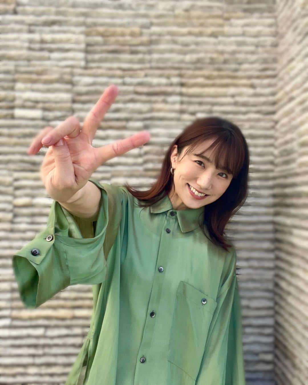 松村未央のインスタグラム：「ピース✌️ カメラ向けられるととりあえずこうしてしまう🐢  こういった何気ない日常がどれだけ幸せなことか、 これまで学んできたことを活かせる人でありたい、 防災についてもっと勉強しなくては、など 毎年色々と考える3月11日😌  これからも、忘れずに、大事に過ごしたい日です🕊」