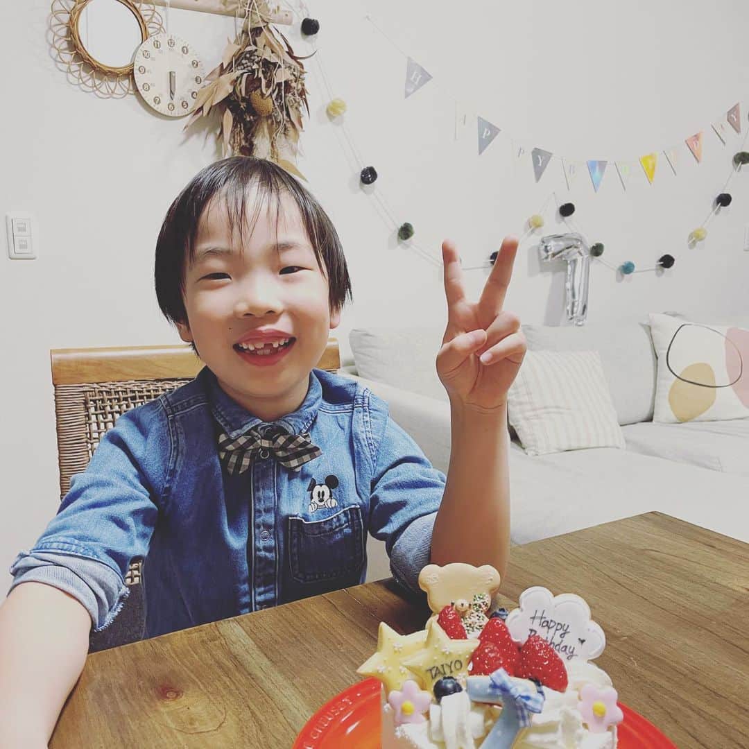 谷田部洸太郎のインスタグラム：「2023.3.11  太陽誕生日おめでとう🎂  学校の女友達と仲良くしていて、〇〇ちゃん可愛いし俺大切に守るから結婚するわ！という太陽☀️ いつの間にそんな男前なこと言えるようになったん🤣 すくすく成長中👍  これからも明るく元気に温かい気持ちで友達たくさん作って楽しく成長してね👏  #☀️ #たいたいスマイル #もうすぐ小学2年生」