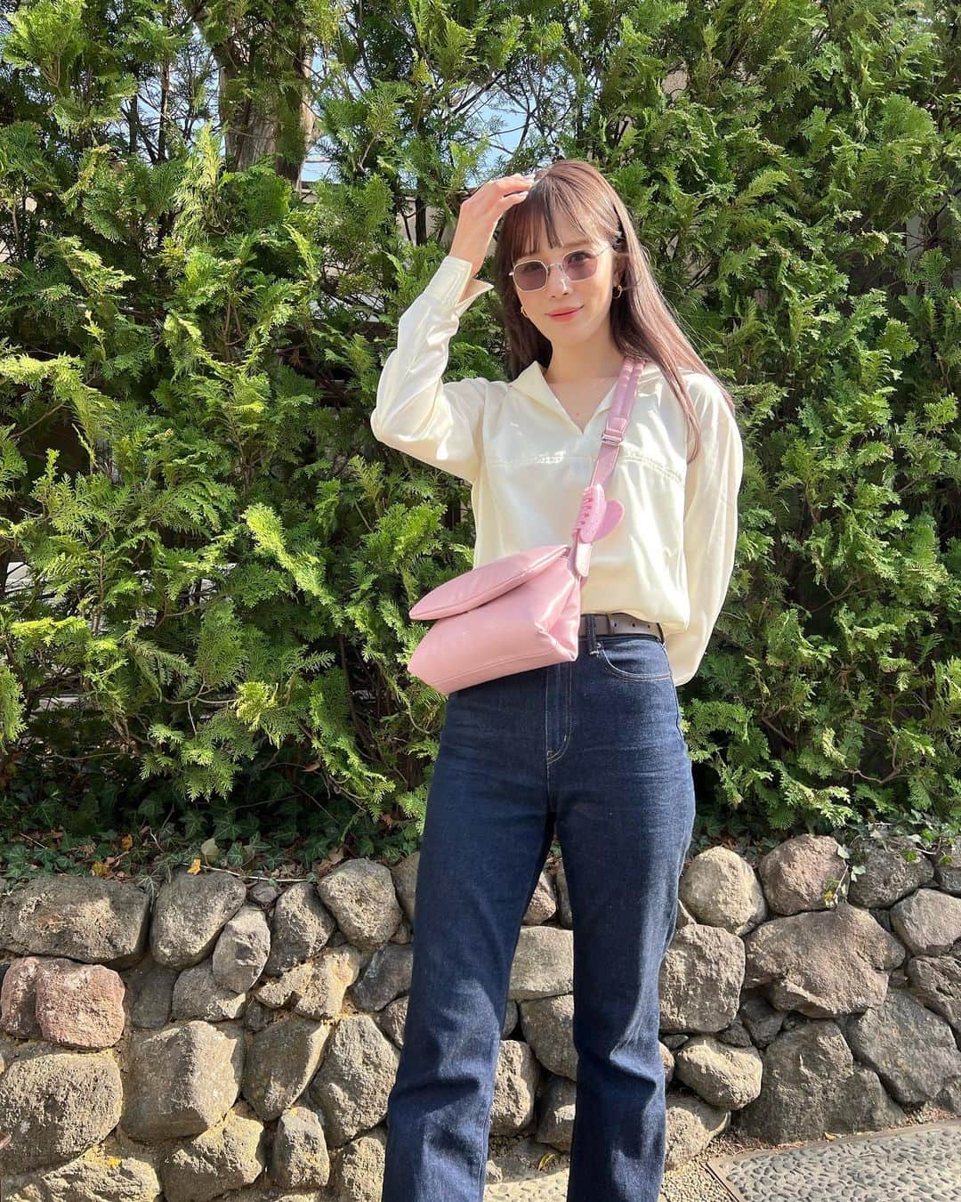 目見田早弥子のインスタグラム：「🌸 昨日カラーしたよ💫 最近は暗めオーダーやけど 全頭ブリーチしてるから重さがないし 色が抜けてきたらクリームぽく明るくなるのも気に入ってる🐐 リタッチブリーチ＋カラー＋前髪カット ＋おくれ毛カット＋トリートメント @ryo_hair @blink_hair 🫶🏻  今日は長女が狙ってる雑誌を買いに行ったけど 店舗になくて結局Amazonで注文した📚 けど暖かいなかお散歩できて気持ちよかった~ 熱いくらいやったから ゾーイのブラウス一枚で全然いけた🌼 久しぶりに着たけどやっぱり絶対的にカワイイ👏🏻 新しいサングラスとバッグ持ってるんるん🎶」