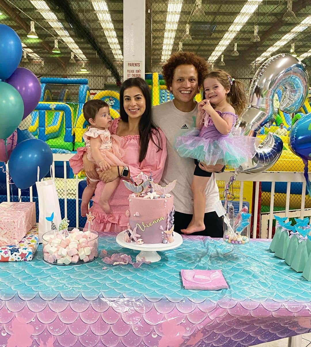 ムスタファ・アミニのインスタグラム：「Vienna’s 3rd Birthday party! 🧜‍♀️🎂😍 Inflatable World Ballajura」