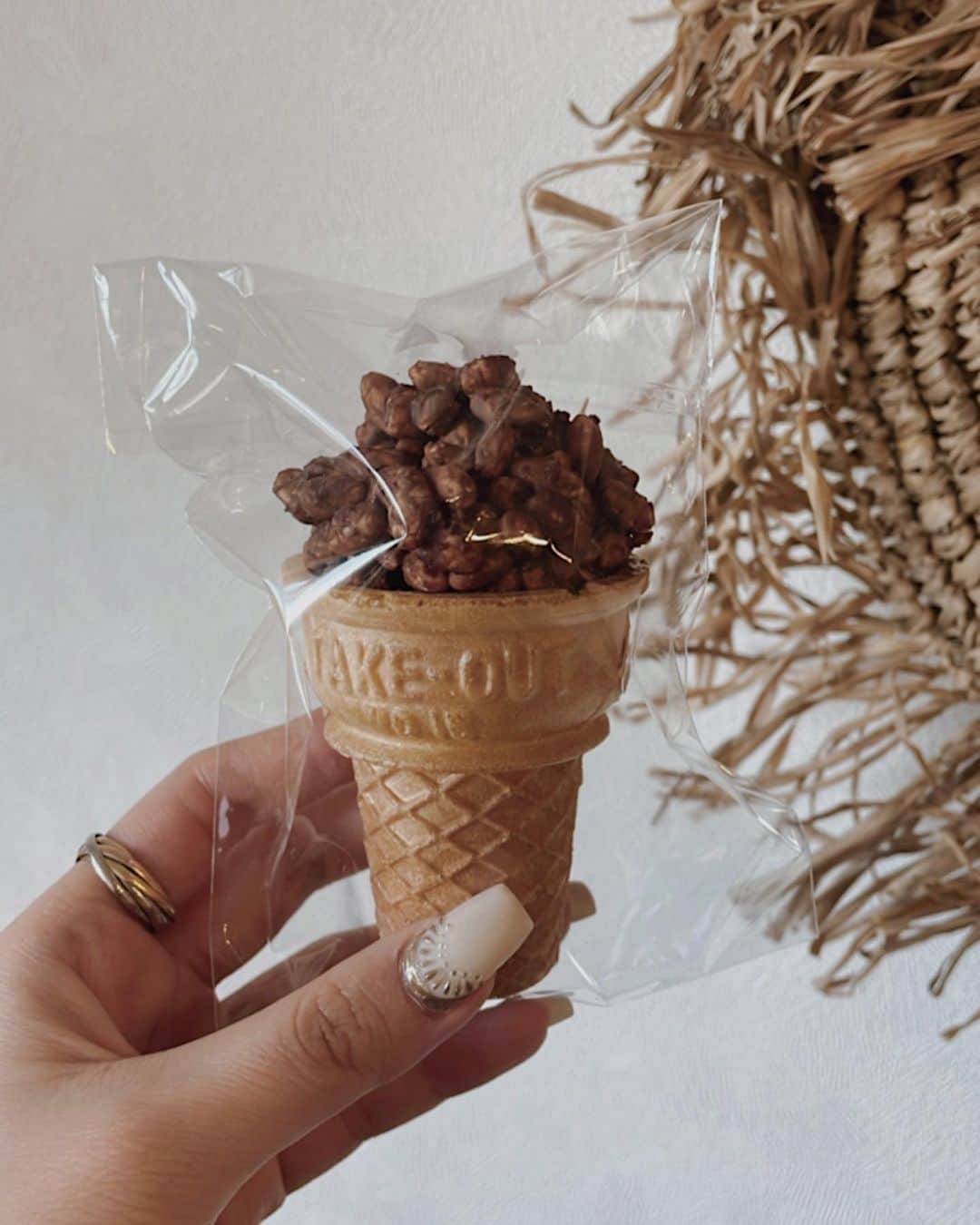 箕迫かなのインスタグラム：「🍦🍦🍦 . . はっぴーばれんたいんっ❤️‍🔥 （なんぼほど遅いねん。。） もう月も変わってもう㌧ねん  しかも手づくりなんて はずかしくてよう渡されへんし ひとりで爆食いするためのやつ😋 （コーンが12個入りやから12個。多すぎ。）  アイスみたいなチョコ作りたくてバレンタインってゆう名前を借りて作ったー！やったー！☺️ たのしかったー！！ 簡単すぎるのに作った気にさせてくれてありがとうレシピ🌼💦 味は想像どうりの味でおもろい！！！ そのまんますぎ！！！  えり子ちゃんにこれ作りたいねん♪って話してたから 唯一えり子ちゃんにだけ渡せた！！ もらってくれてありがとうなんやけど！！！🥑✨ はずって思いながら渡したら えり子ちゃんも作ってきてくれてた！！！！ うれしい！！！！ ド美味かった！！！！ 私のそのまんまの味でごめんすぎ！！！😂わらう！！！  以上！あふたーばれんたいんっ🍫❤️‍🔥🫧 . . #crew #デビュー日やからさ #14年も好きやからさ #ひとことだけ言いたい  #遊助さんと繋がりたい #いやいやおこがましい #何言ってんだ #いっちばん良いタイミングで #会えると信じてる #きゃーーー #まじでさ #絶対たのしみ #考えただけで笑っちゃう #ありがとうすぎ」