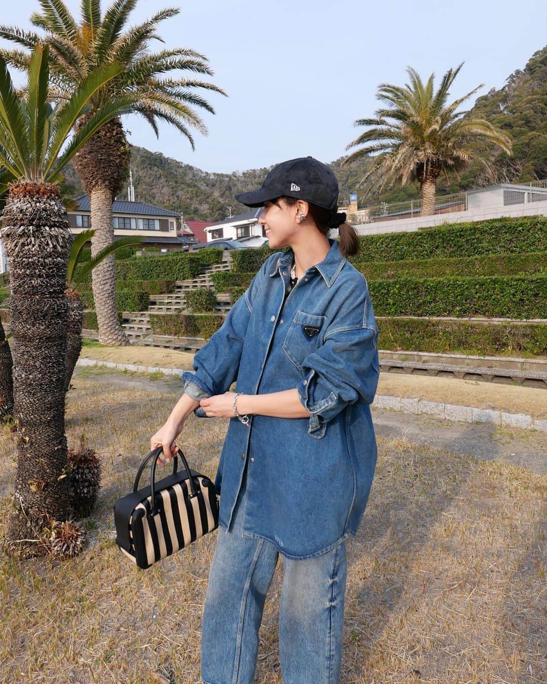 滝沢カレンのインスタグラム：「デニム日和☺️✨  大好きなデニムだけで外に出られる幸せを噛み締めるのは、大嫌いな花粉症のある分、 春から最大級のお見舞いプレゼント🌸🎁  だと信じて、花粉症と毎日歩きます👣🌳  お薬を飲み忘れた次の日朝は、 地球が半分食べられたくらい絶望になります。  でもどうにかこうにか今の所お薬が私の身体で壁を組み立て中です🔨  花粉症のみなさん、春が楽しませてくれる分 頑張りましょう🤧🌸  おやすみなさい💤」