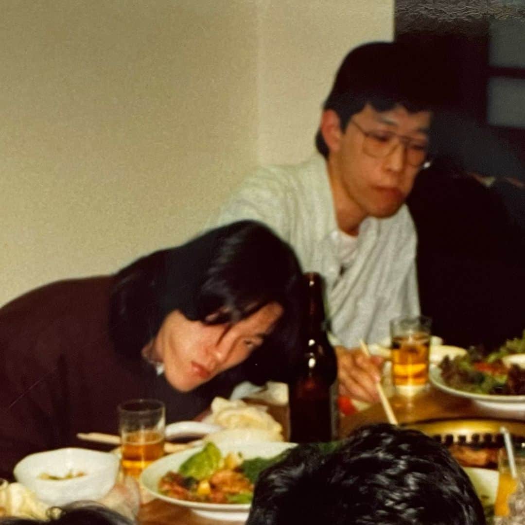 小森高博のインスタグラム：「1990年のアニメアールの忘年会。 奥の木村センセー（木村貴宏）が当時26歳。自分が23歳。 一緒に「アイドル天使ようこそようこ」をやってた頃ですね。  歳は木村センセの方が上だけど、アールに入ったのは自分が1年早くて、でも自分も周りの先輩も皆んな「木村センセー」って呼んでた。何故センセーだったのか思い出せない。漫画描いてたからかな。  最後に会ったのがもう7年くらい前だし、最後にLINEしたのが5年前。 こうなってから悔やむんだから、もっと不精しないで会ったり連絡したりしなきゃダメだね。」