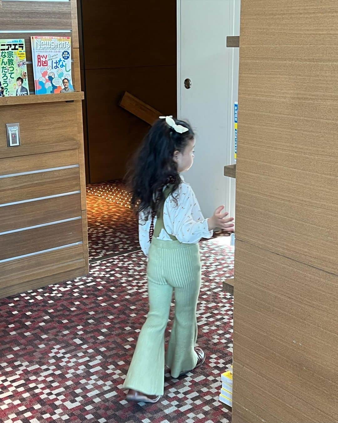 目見田早弥子のインスタグラム：「長女、洋服が見えなくなるから アウターを着るのは嫌なんだって👧🏻💭 ちょっと丈が追いついてなかった @mediam_official のパンツも ちょうど着られるくらいになってやっと🍃 今日のコーデめっちゃ可愛かったね🌼」