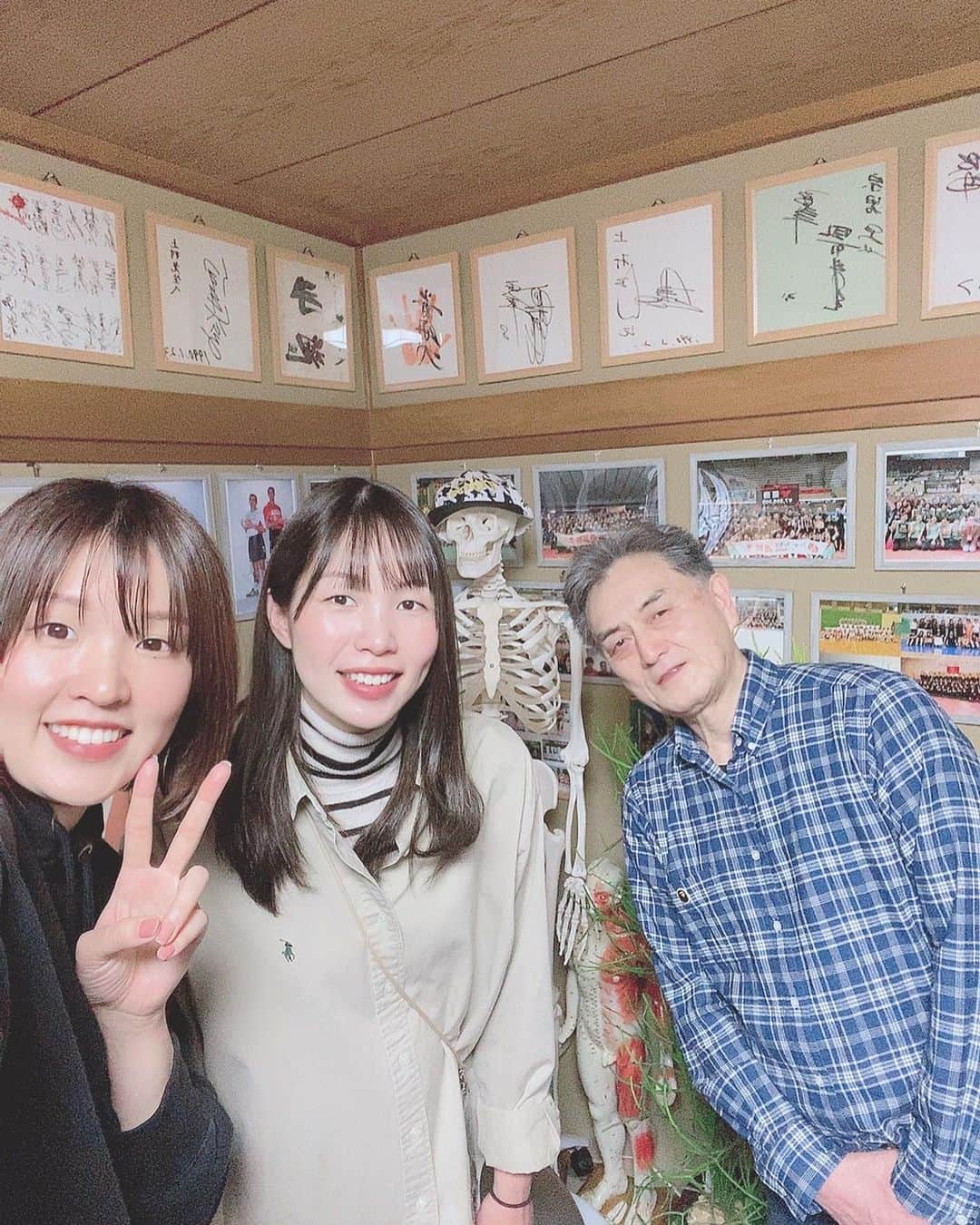 芥川愛加のインスタグラム：「・ 今日は元JTマーヴェラストレーナーの 上村さんが開業されたので伺わせていただきました☺️✨ ・ 上村さんは私が入団4年目からお世話になっている方で 何度も怪我が治ってはまた怪我をするという暗黒期に 救ってくれた恩人です🥺！ そこから私の引退までずっとそばで心身ともにケアや サポートをしてくださりました！！ 上村さん無しでは最後までプレーできなかったなと とても感謝しております😌 ・ そんな上村さんが塚口に治療院をオープンしたのでアンナと伺い 約1年ぶりの治療を受けました💆🏻‍♀️✨ 懐かしい感覚と新技もやって頂いて めちゃくちゃ身体がスッキリしました🌿‬ ・ お身体にお困りな方やお近くの方は ぜひぜひ1度立ち寄ってみてください☺️♩ 私もまた癒されに上村さんに会いに行きますね〜🦉！ ありがとうございました😊 ・ ・ #元JTファミリー #恩人 #Buddy笑 #ゴットハンド #今までもありがとうございました #これからも末永くよろしくお願いします #癒しな休日 #💀がキャップ被ってるの気になる笑 @uemura_muneo」