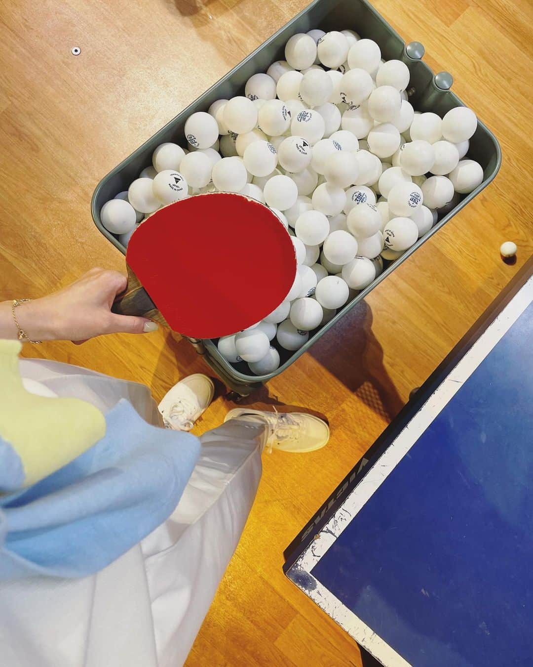 吉田麻衣子のインスタグラム：「. 私の卓球レベルはさておき 気持ちだけはペコだったことを記します。 　 ウェアかわいいでしょ🐓 @lecoqsportif_japan   Thank you💛 　 　 　 #lecoqsportif #ルコック  #卓球 #個人的にはスマイルもすき」