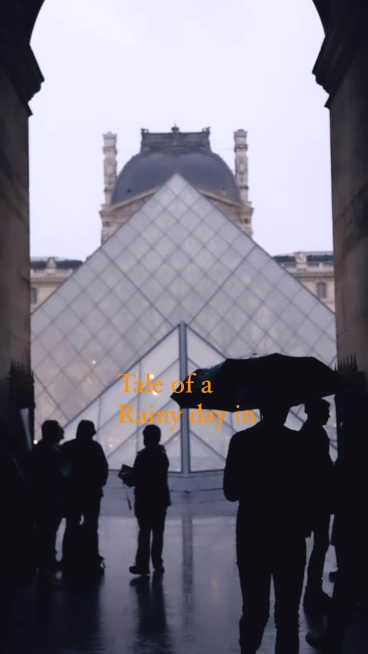 jeffのインスタグラム：「Tale of a rainy day in Paris.  •  •  •  •  #paris #parisfrance #louvre #louvremuseum #museedulouvre #france #streetphotography #explore #citybestviews #prettycornersofeurope #livingeurope #citiesoftheworld #reels #reelsinstagram #trendingreels」