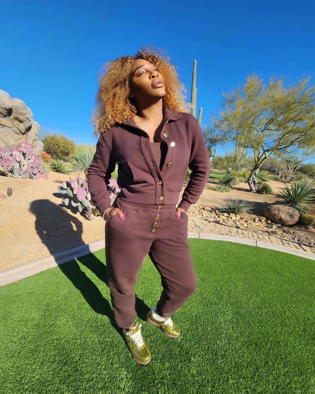 セリーナ・ウィリアムズのインスタグラム：「Lovin’ the new @serena lounge collection 🤎」