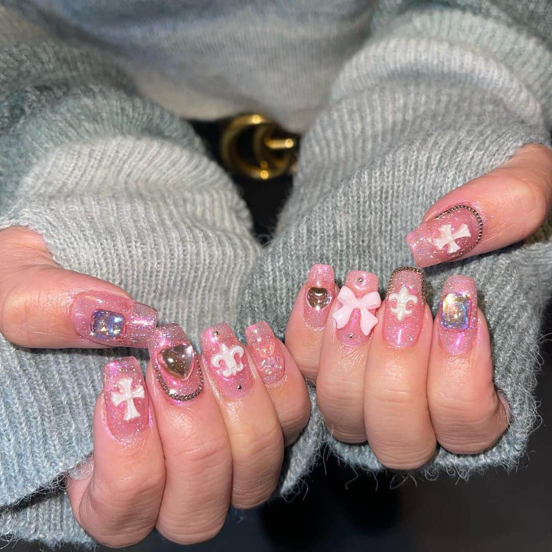 HANAのインスタグラム：「💖💕💞💗💓  キラキラ♡だいすき♡♡♡  今回はぜーんぶリエさんおまかせ💖 かわいすぎ😮‍💨どタイプすぎ😮‍💨  次はどんなネイルかなぁ🤤💞💞  @kyalulu_nailstudio 💅 いつもありがとうございます❤️‼︎」