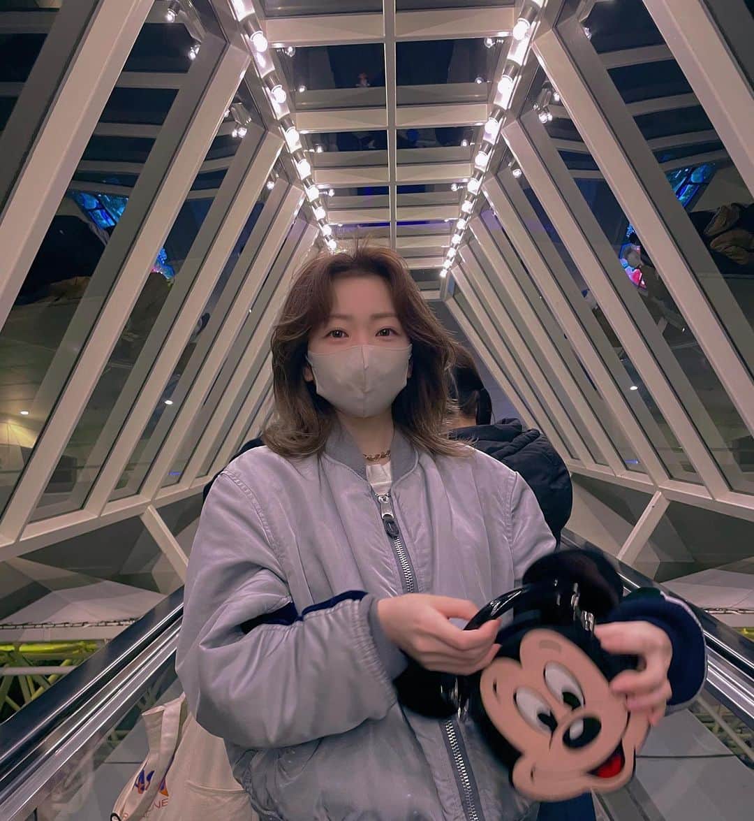 のインスタグラム：「久々ディズニー大満喫して最高でした🤜🤛ただひたすら乗り物乗ってた😂夜のスプラッシュは綺麗たのしい寒い〜🪣🚰次はシー行きたい❣️」
