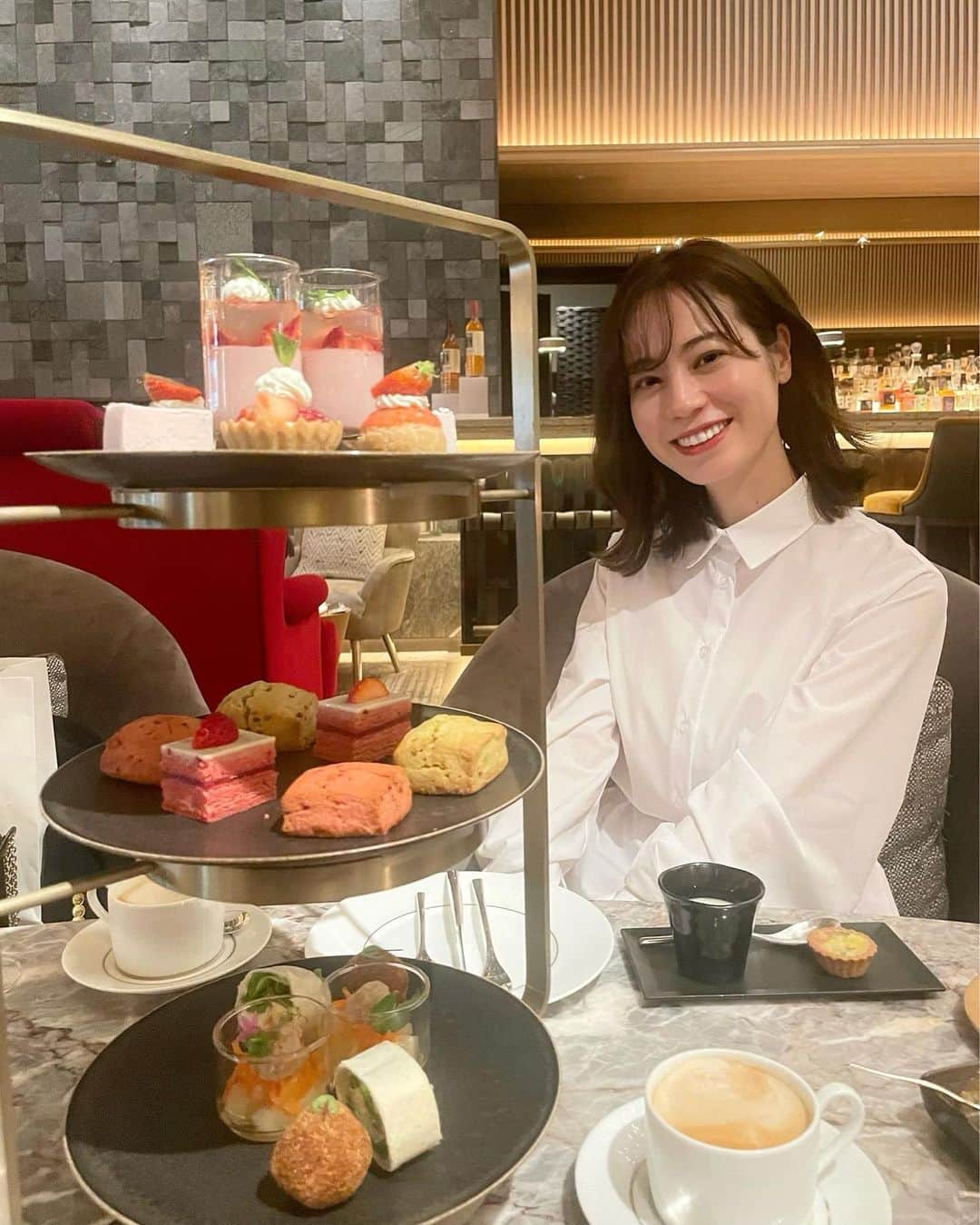 伊藤沙織のインスタグラム：「久しぶりのアフタヌーンティー🫖🍓  インターコンチネンタルホテル東京ベイのHUDSON LOUNGEにて、 @chi_spr33 のお誕生日祝いと出産頑張れ会をしました🧁💓  一杯目はノンアルコールのロゼで乾杯🥂🌸 ちなみにネイルチップは @taruru.nail です(4枚目)🌼  ジンジャーレモンマートルというハーブティーも美味しかった🌿  いちごづくしのアフタヌーンティーで大満足！🍓 ゆっくりできて良かった〜🥹🌸ちはる出産頑張ってね🕊🤍」