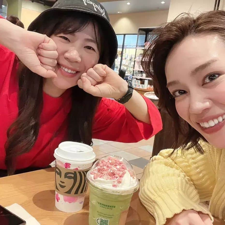 服部ひで子のインスタグラム：「前回の20分トークのリベンジ！ 今回は２時間半‼️ またしてもギューーッとしゃべりました😂！  鈴乃ちゃんが在団している時に、西川忠志さんから貰ったと言うスタバカード。  大切にしすぎて何年も保管していていたそのカードを、３年前に会った時、鈴乃ちゃんは私に使ってくれました。  そのカード。  その後も大切に保管していたらしく、今回、また私に使ってくれました😂‼️笑。  そのカード。  まだ残額があって、また大切に保管してました……😂。笑  そのカード。  なくなったら、私、入金するね！！！👍👍👍✨  だから、またスタバ行こう‼️✨  PS.鈴乃ちゃん！ 中くらいのサイズは「トール」だからね😉👍💡」