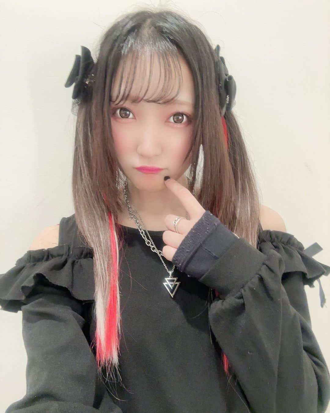 西本りみのインスタグラム：「おりみさんち。リアルイベント 『おかえり！おりみさんち。』 ありがとうございました！！！  昼はこの番組から生まれた“りみゅん”が出演しました。  とにかく可愛い系の歌を集めて、ダンスもフルで練習してみたり、最近流行りの(?)TikTokの振り(?)も練習してみたり。(普段00年代以前の曲ばっかり聴いてる人間です)  二胡はスタビのフルを披露。  ところでりみゅんは需要あるのだろうか。許されるのだろうか。 などと葛藤しながら準備しました。笑  夜はにしもROCKということで。 まぁいつも通りと言えばいつも通りの、ROCK全開な西本でした。  デクラレはバンドリライブでコラボさせてもらったからこそ、歌ってみたかった。 一緒に頭振ってくれてありがとな！！  セトリ攻め攻めにしすぎて、酸欠になるかと思ったわ。笑 それくらい暴れ倒しました。ついてきてくれて感謝🙇‍♀️❤️‍🔥  二胡は初披露のティアドロップスをば。 みんなが本当にあたたかい目で見守ってくれて🤣🤣🤣 ほんと、ありがとうね。  そして何より。 今回のイベント、本当に急遽でした。 本当に私のわがままでした。 運営のスタッフさんにも、マネージャーさんにも、本当に無理を言って準備していただきまして。 もうね、足向けて寝られないです！！！笑 本当に、ありがとうございました🙇‍♀️🙇‍♀️🙇‍♀️  私自身も、二胡の練習間に合うかな…とか、歌練習しなきゃ！この曲はダンス覚えたい！この歌歌えるようになりたい！ と、元々の凝り性も相まって中々に詰め込みました。  みんなと約束したから、必ずリアルイベントをするからねって、約束したから、 最高の形で叶えたかった。  みんなの笑顔が見られたら、それだけでいい。 私はいつも、誰よりも、みんなのことが大好きです。  …この気持ちだけは、誰〜〜〜にも負ける気がしないなぁ〜〜〜😇💕💕💕  『おりみさんち。』という番組はずっと、 “どこよりもあたたかくて、やさしい居場所” をいちばん大切にしてきました。  だから今日も、そんな居場所でいられたなら幸せです🥰  “始まりがあれば終わりもある” という言葉がありますが。  終わらないものもある。 りみ友のみんなと、繋いできた輪、紡いできた絆、積み重ねてきた想い。  大きくはなっても、変わるはずがない。  りみ友のみんなと作った歌『いっしょに。』の歌詞にもあるように。  “ 「ありがとう」って言いたいのに 「ありがとう」って言われるんだ なんだ私達両想いだね これからもずっとずっと ずっと仲良しでいようね　約束だよ さぁ　いこっ？ ”  また、みんなで歌おうね🥰 今度歌詞もちゃんとまた載せるね。  ずっとずっとその想いだけは変わらないよ！終わらないよ！無くならないよ！！！  りみ友！！！！ 愛してる！！！！！！！  #おりみさんち #おかりみ  #昼は回鍋肉が読めず #夜は時をかけ #昼ビンゴはGばっかり出し #夜ビンゴはIばっかり出し #二胡を弾けばみんなが保護者の顔になり #こんなやつですが #いつもいつも大き過ぎる愛で包み込んでくれてありがとう #りみゅんには回鍋肉くらい読めと指導しておきます」
