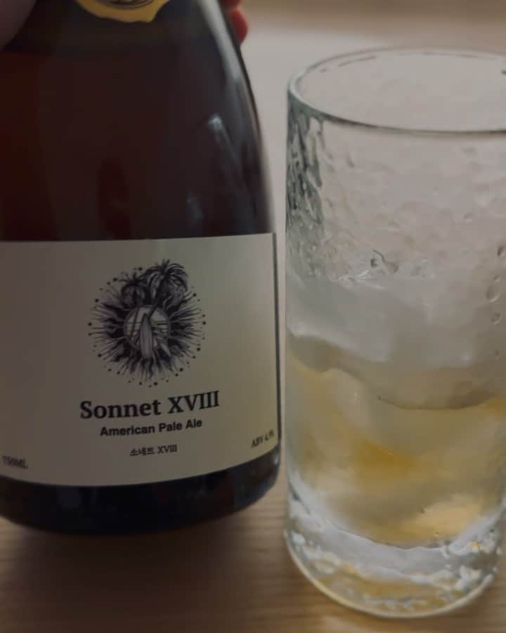 パク・ソンヒョンのインスタグラム：「🍺  새로 출시된 Sonnet XVIII  바질의 산뜻함이 특징이라고 하는데 맥주 잘모르는 제가 마셔도 느껴지는 산뜻함. 이번에  오리지널 비어 컴퍼니와 영국남자가 콜라보한 맥주라고 합니다   아껴마셔야지 #바질맥주 #영국남자맥주 #sonnetXVIII」