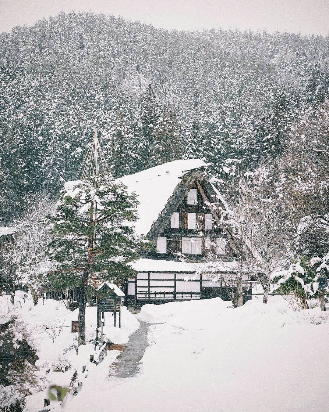 Berlin Tokyoさんのインスタグラム写真 - (Berlin TokyoInstagram)「Unforgettable winter memories. . 1, Ginzan onsen Yamagata  2, Fukushima  3, kanazawa 4, Kenrokuen park, Kanazawa/ Sirakawago, Gifu  5, Haguro mountain, Yamagata  6, Zaou mountain Akita / Yamagata 7, Yamagata  8, Kinkakuji, Kyoto  9, Takayama  10, Takayama  . # Team307 . #hellofrom #Japan」3月11日 23時18分 - tokio_kid