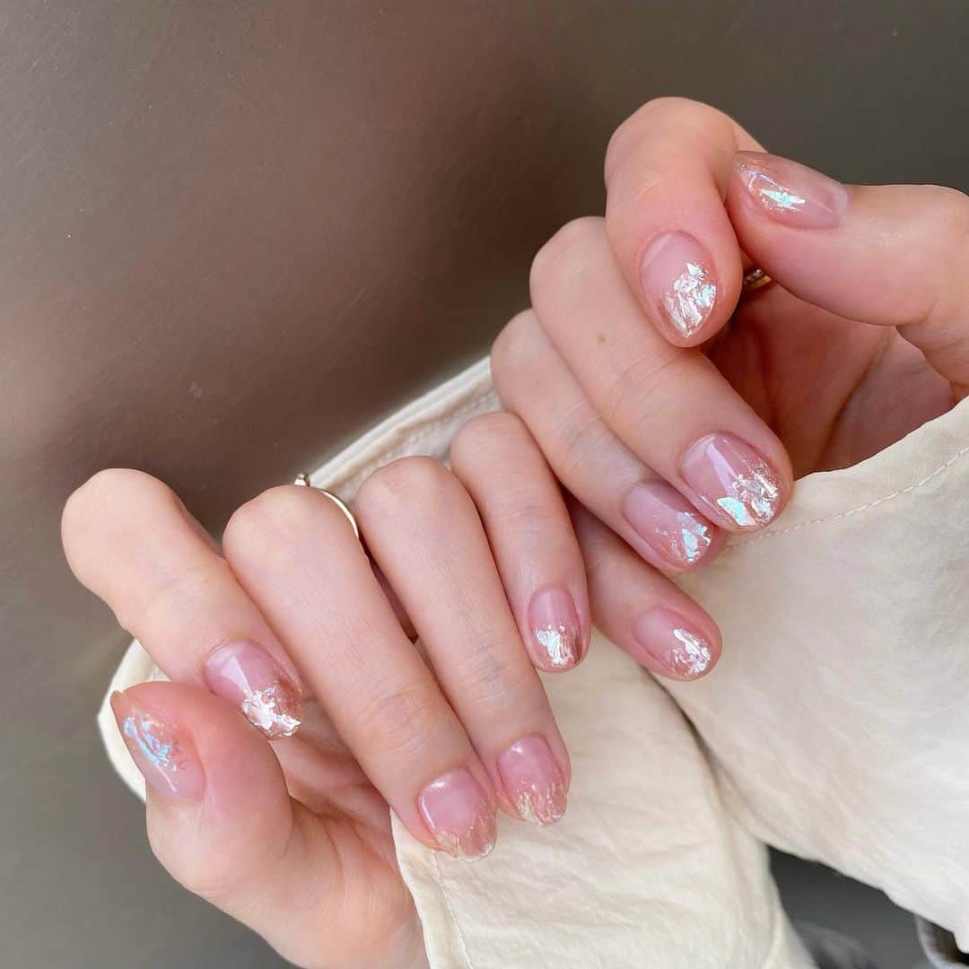 藤井ゆきよのインスタグラム：「にゅーねいる💅  デザイン決めてなくて、 えっと…どうしよ…なんか、 『わたし春を待ちわびてますねんってかんじで』と丸投げしたら、 こんなかわいいネイルにしてくれたよ まなちゃんいつもありがとう  @row.nailsalon」
