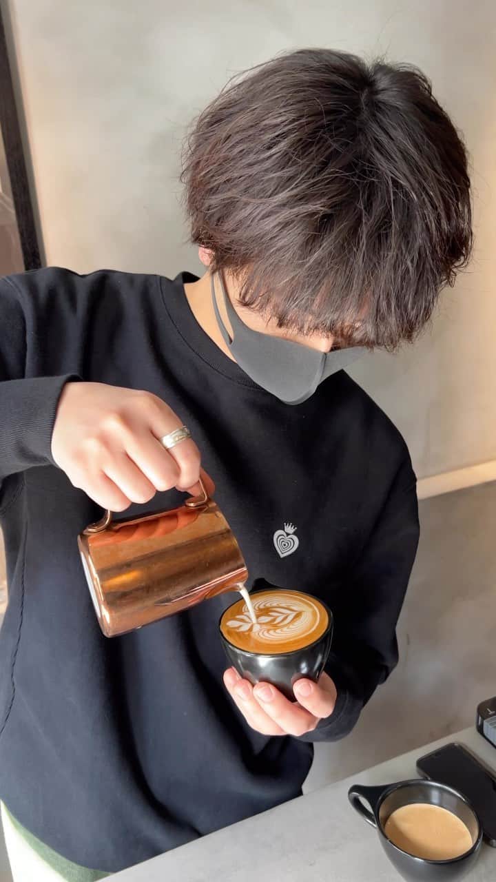 馬場健太のインスタグラム：「お花のラテアート🌸  きゅーっと集まってくるところかわいいね✌︎  今年はお花見できるかな〜  #LATTEARTMANIA #ラテアートマニア #ラテマニ #東京カフェ #外苑前カフェ #表参道カフェ」