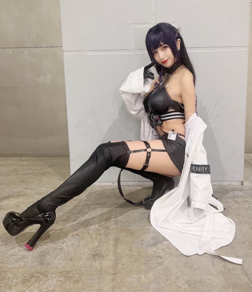 かえるちゃんのインスタグラム：「#脚が本体のギャルコスプレイヤー  コスプレイヤーでバーレスクヤバイで ダンサーでポーカーとディズニーが大好き❤️ そんなかえるちゃんです！  もっともっと好きになってね ❤︎ ❤︎ #NIKKE  #ニケ  #東京 #脚フェチ #japan  #脚が本体のギャルコスプレイヤー #かえるちゃん #介護美容師 #撮影会モデル #ポートレート女子 #ポートレート撮影 #被写体モデル #good_portraits_world #hueart_life #lovers_nippon_portrait #pasha_magagine #portrait_shot #写真好きな人と繋がりたい #お洒落さんと繋がりたい #角色扮演  #얼스타그램 #팔로우 #コスプレイヤー #バーレスクヤバイ #バーレスク東京 #ギャル #派手髪 #cosplay」