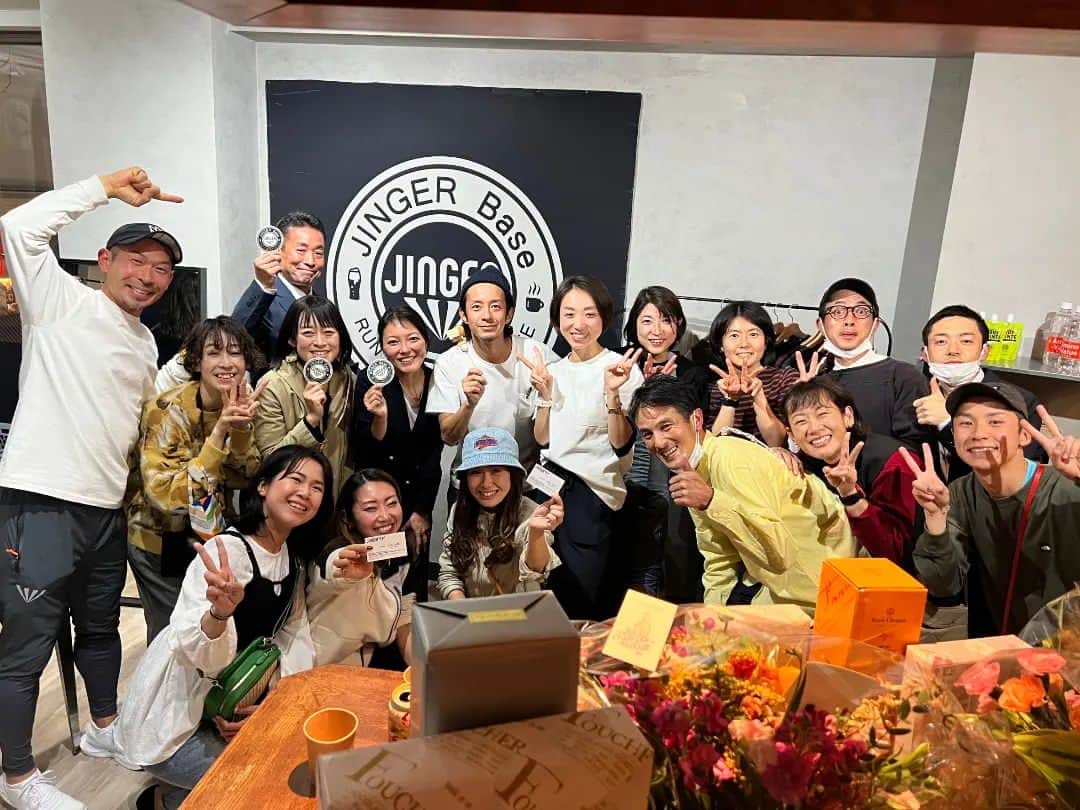 宇野けんたろうのインスタグラム：「JINGER  @jinger.official   駒澤大学駅前にオープンしたー！！！  おめでとうございます！！  ランニングアパレルですが  普段着でもいける！！  カッコいいぜ！！！  #JINGER  #東京マラソン #マラソン #ランニング」