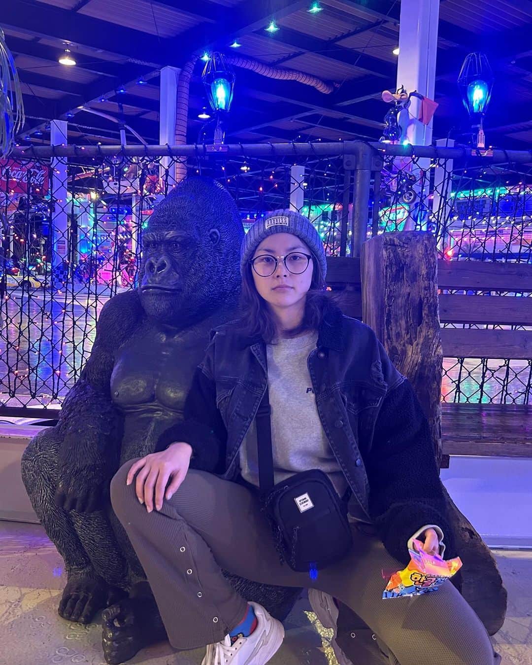のインスタグラム：「🦍の仲間入り❤︎ WBC盛り上がってるから、私もバッティングで練習してきました⚾️ 135キロ左投手のボール受けてきました😂ホームランとはならず、、、笑 #2枚目ゴリラ #すっぴんゴリラ #大慶園」
