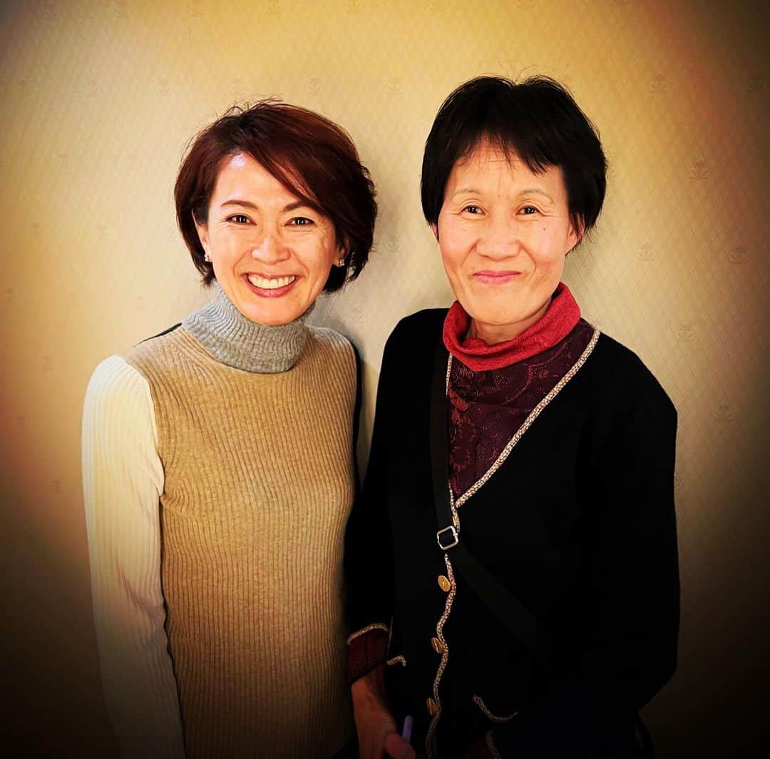 有森裕子のインスタグラム：「趙　友鳳さん  1991年、 2度目のマラソン。  ダイナミックな走りで とても強かった彼女を 必死に追いかけ、 競い、高めあった 同志のランナーのひとり。  当時では、珍しい 中国からの選手。 アジアのマラソンランナーとしては、 背丈もスラっと高く、手足も長く…大柄な欧米の選手と対等に競えていた趙さん。 戦いの場から離れると、 とても柔らかい笑みと優しい口調で、気さくに話かけてくれていたことを思い出す。  その笑と優しい語り口は 今も変わっていなかった。 そんな同志に、何十年も経って再会できる事。 本当に嬉しい。」