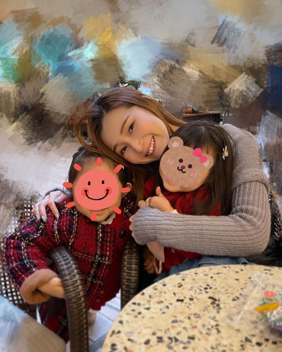 彩星りおんのインスタグラム：「この子たちの誇れる母になりたい  そんな気持ちで立ち上げた会社 格段に忙しくなったし、子供にも我慢させているかもしれないけど どうか子供たちにも想いが伝わりますように…  久しぶりに子供とゆっくり過ごせた休日にそんな事をふと思う夜🌙✴︎ (写真は髪が長かりし少し前のものですが…)  ワーママの皆さま、共に頑張りましょう☺️  当たり前の日々に感謝して…  #ワーママ #株式会社4am #忙しいあなたは美しい #彩星りおん」